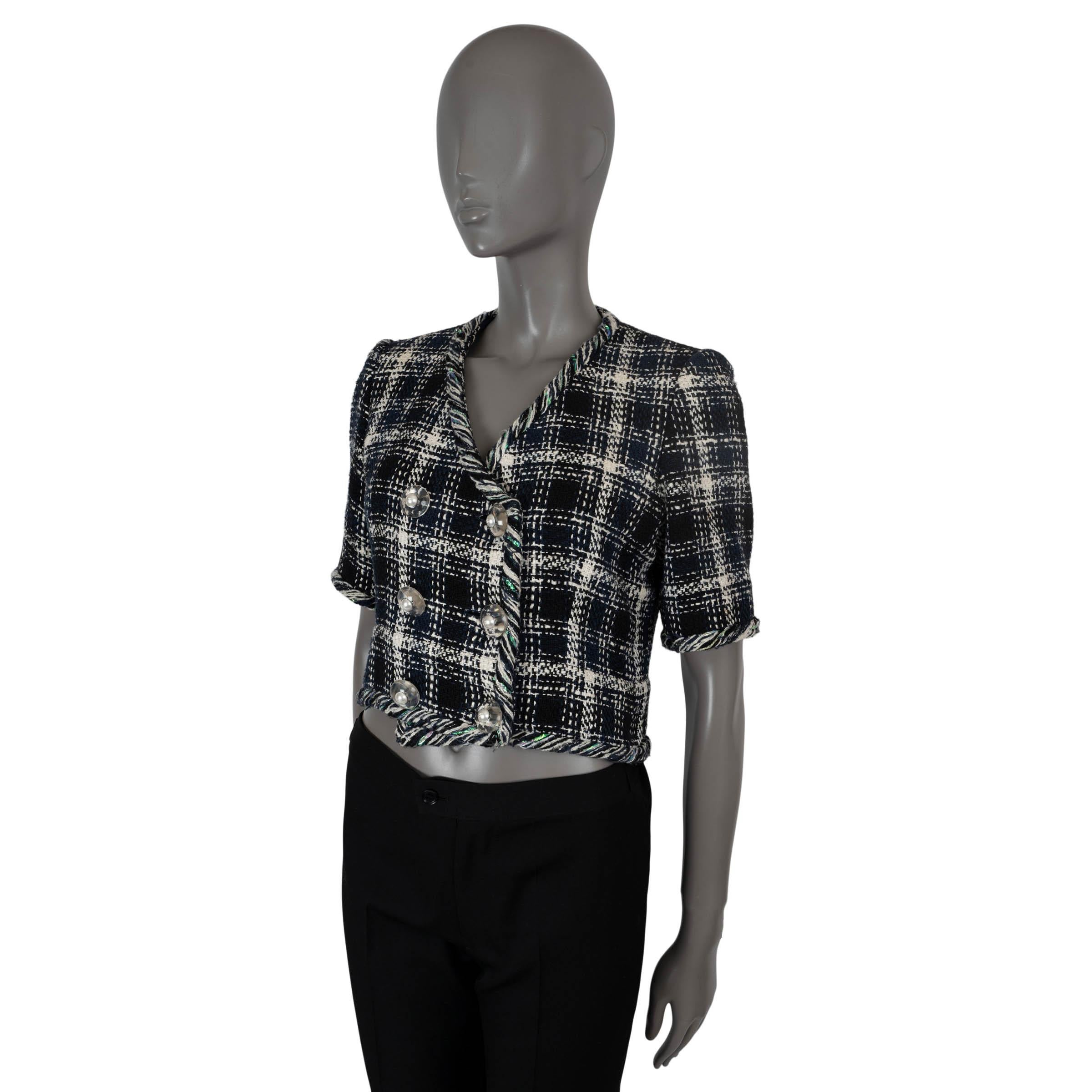 100% authentic Chanel cropped tweed jacket in black, navy blue and white cotton (65%), linen (15%), viscose (10%) and silk (10%) with green lurex. Features peak lapels, short sleeves and cord-like trims. Closes with a double row of pearl embellished
