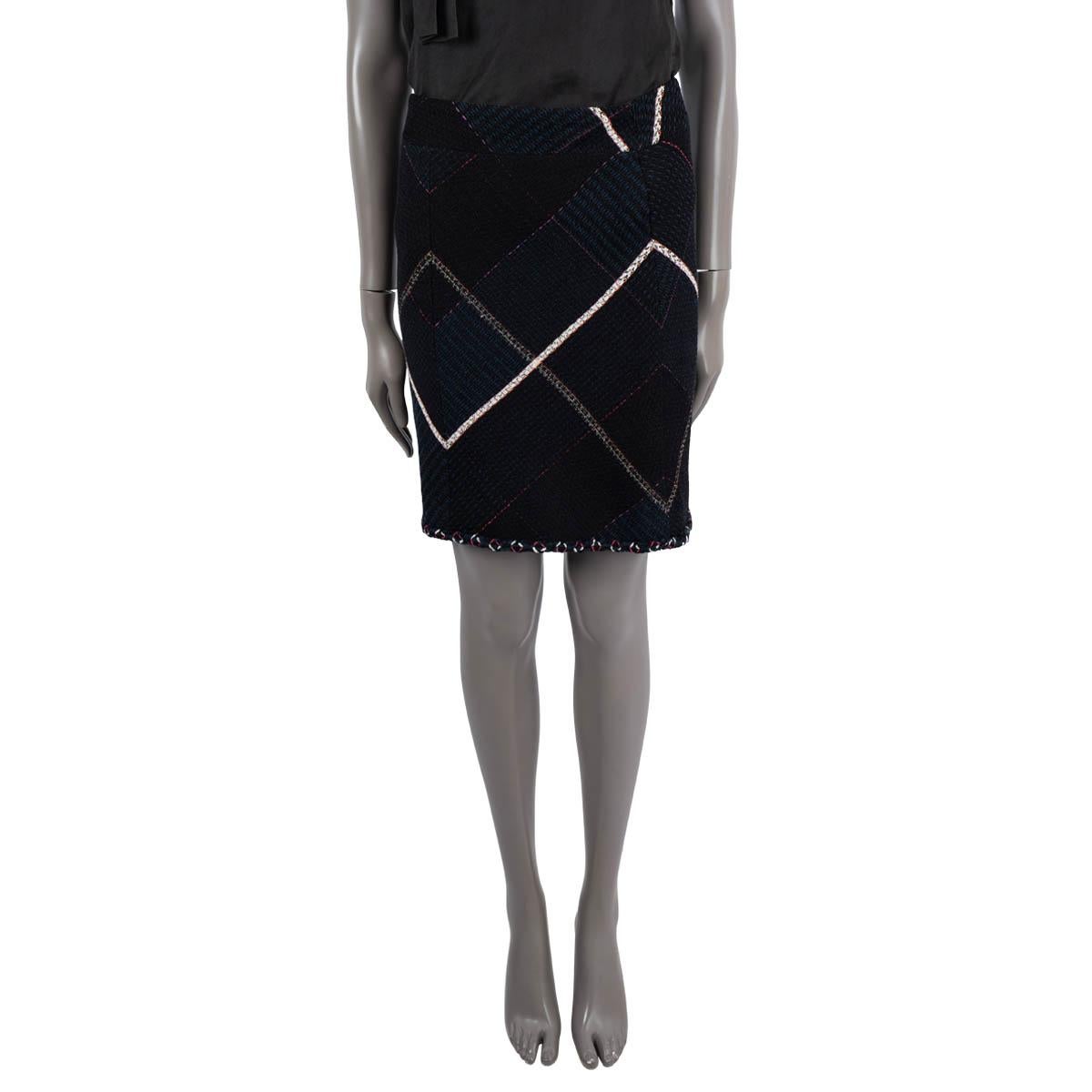 100% autentica gonna corta Chanel in tweed nero e blu di cotone (45%), lana (41%) e nylon (14%) con stampa argyle in bianco e rosa. Presenta un bordo a treccia lungo l'orlo inferiore. Si apre con una cerniera nascosta sul retro. Foderato in seta