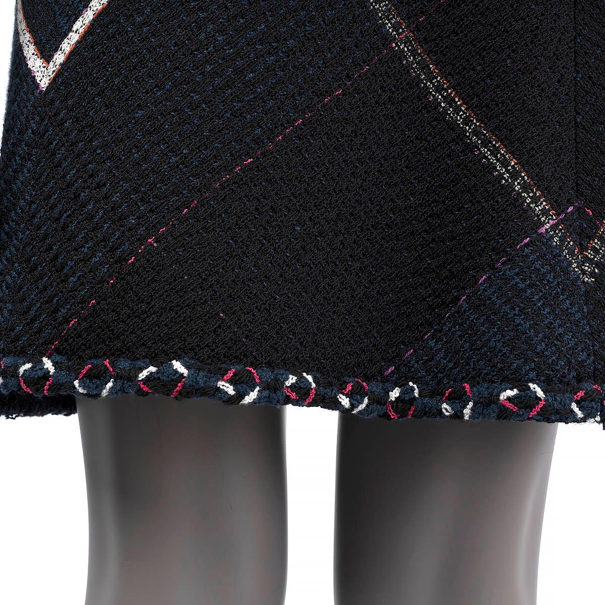 CHANEL nero e blu  misto cotone 2007 07C Gonna TWEED con bordo a trecce 34 XXS in vendita 2