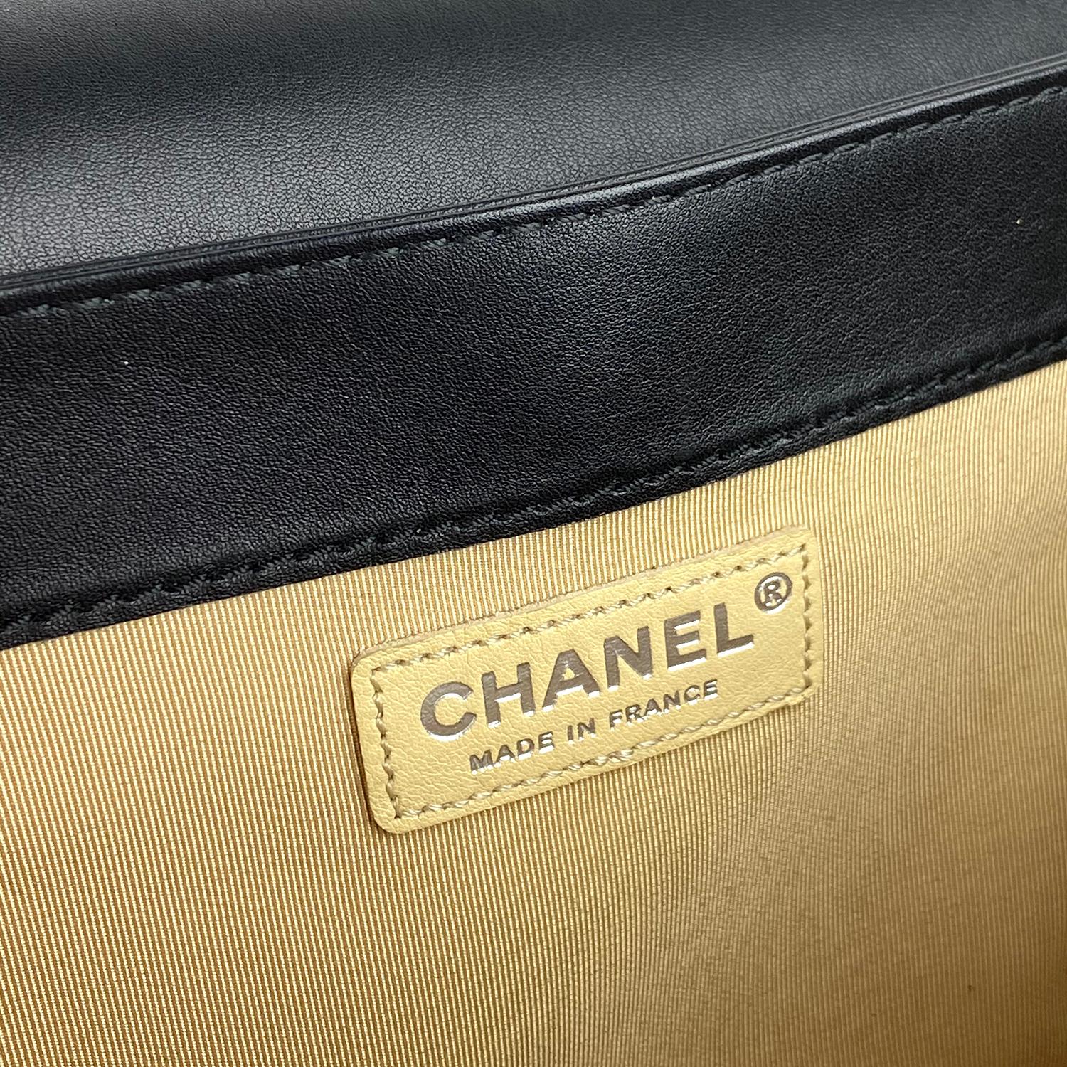 Chanel Black New Medium Boy Shoulder Bag For Sale 6