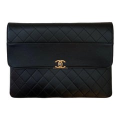 Chanel Noir NOUVEAU Pochette à rabat en cuir d'agneau matelassé