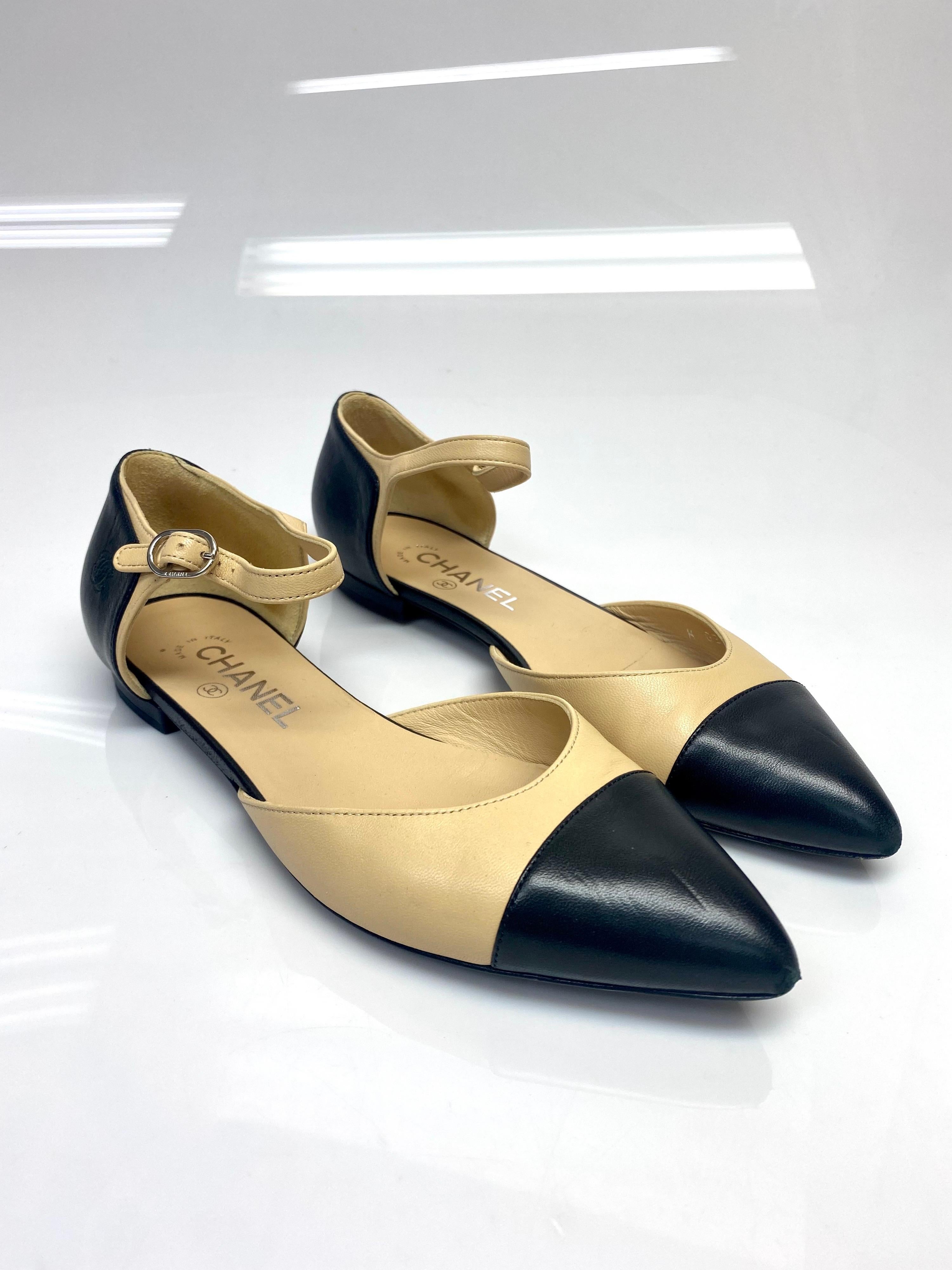 Chanel Black Nude Leather Ballerina Pointed Toe Flats - Size 38. A must have in your wardrobe! To wear with jeans or a pretty dress. Lovely, sophisticated ballerinas from CHANEL in a nude/black detail with an embroidered CC on the side. The big
