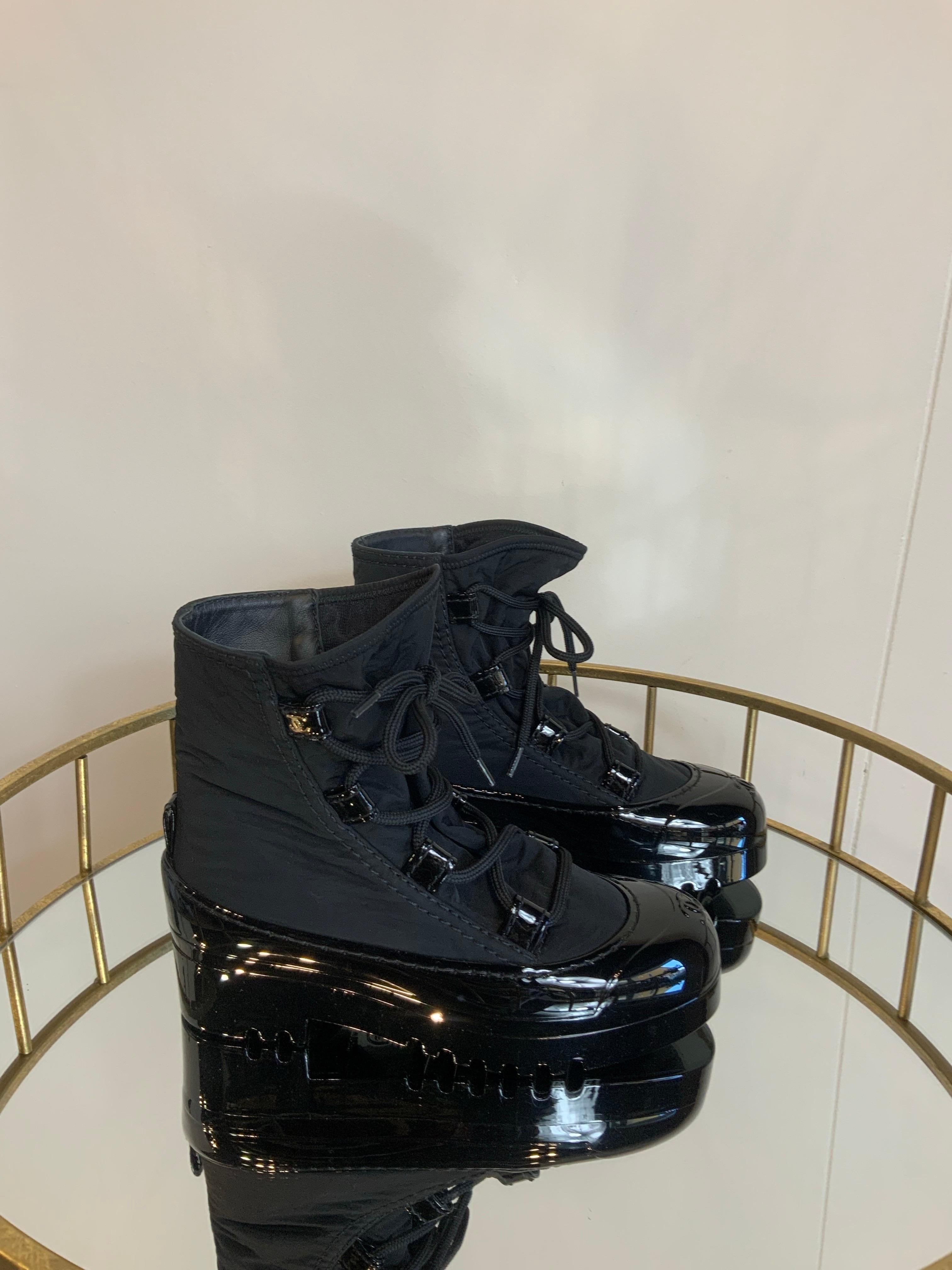 Bottine Chanel.
En nylon noir.
Taille italienne 36 
Semelle 24 cm
Talon de 4 cm
En excellent état, utilisé uniquement pour des séances photos.
Presque parfaites, elles ont une petite marque latérale sur la chaussure droite comme le montre la
