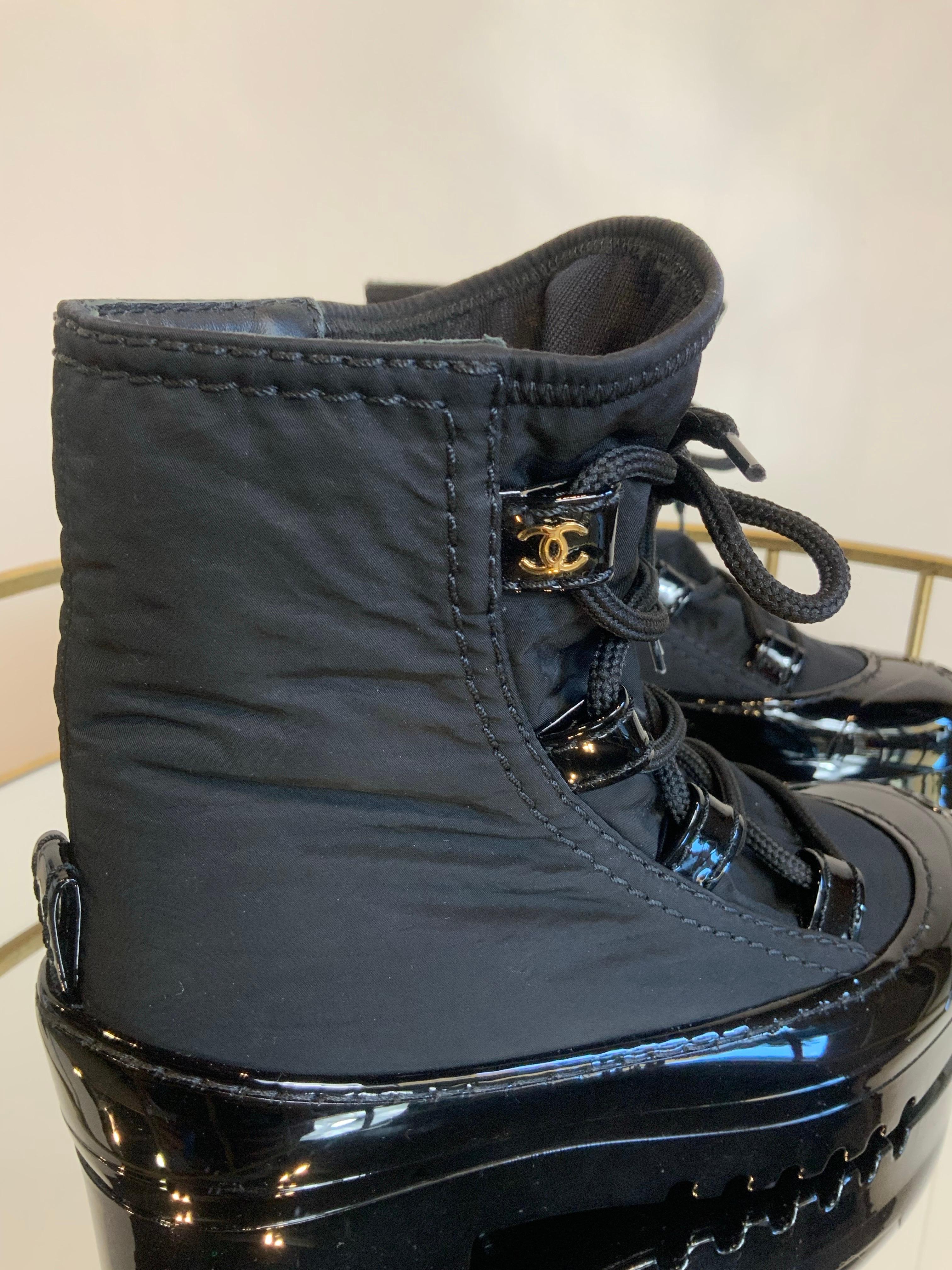 Noir Chanel - Bottines en nylon noir en vente