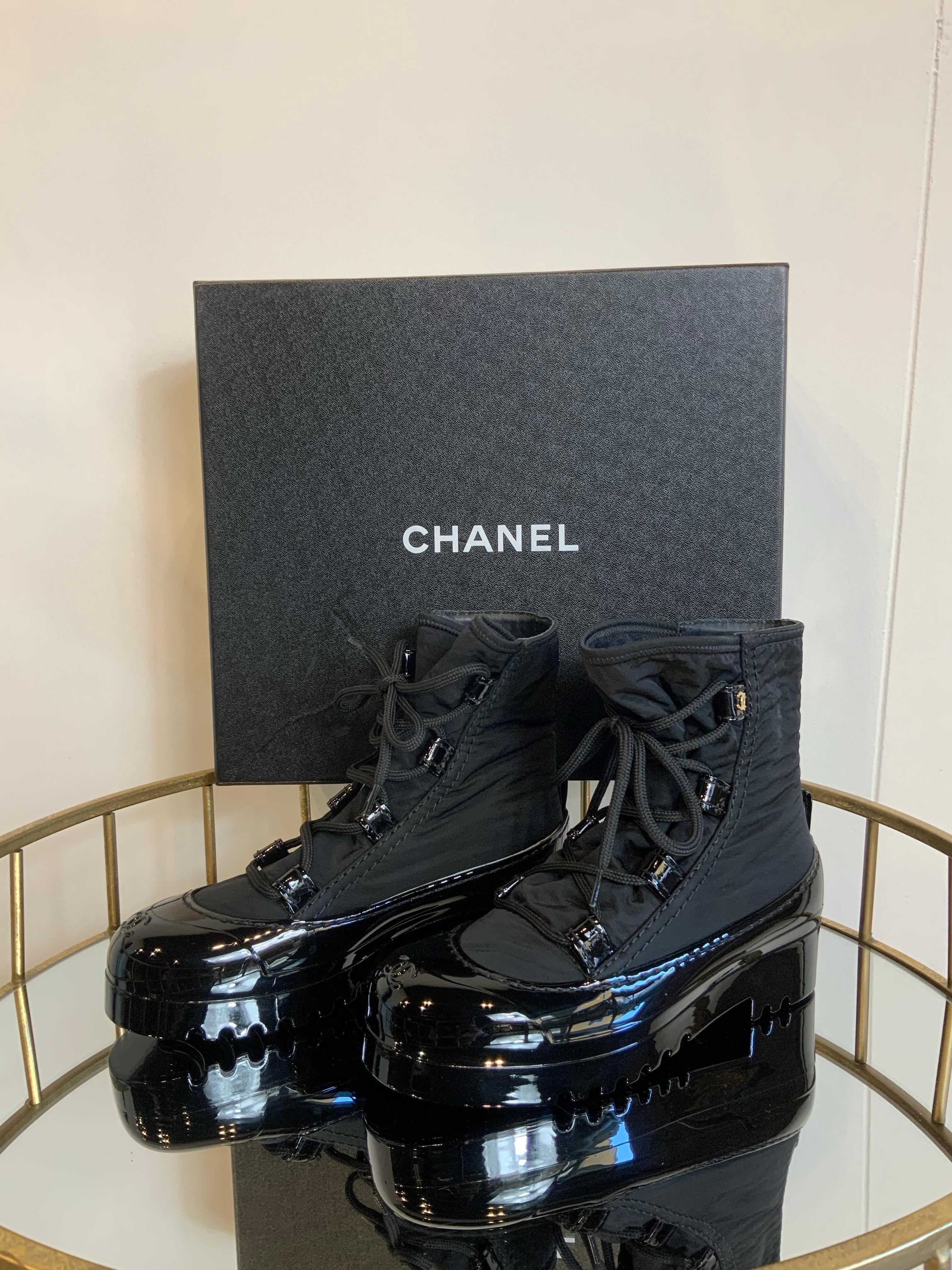 Chanel - Bottines en nylon noir en vente 3