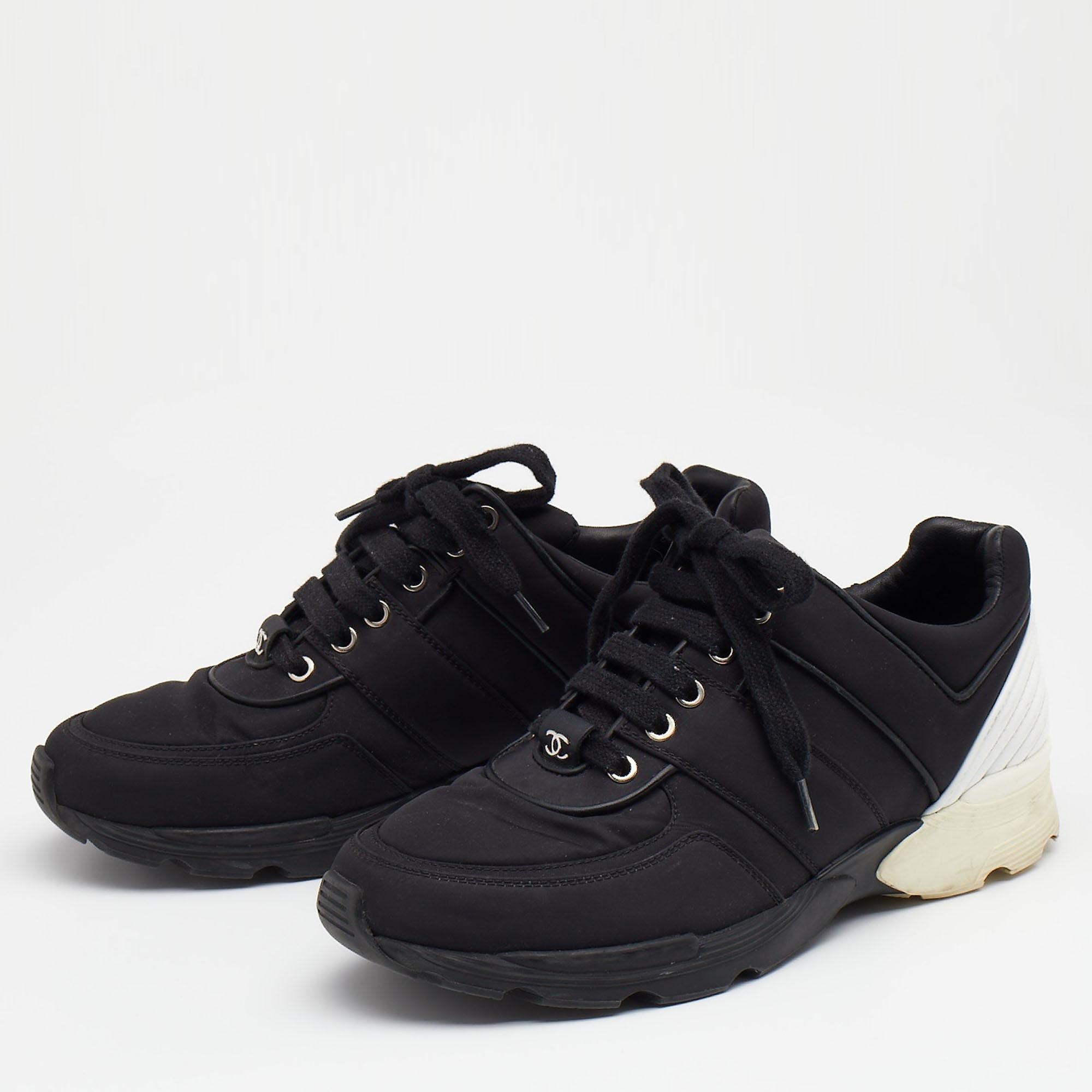 Conçues dans une taille imposante, ces baskets Chanel sont non seulement élégantes mais aussi confortables à porter. Fabriqués à partir de matériaux de qualité, ils sont conçus avec des logos CC. Terminées par des lacets sur les pattes, ces
