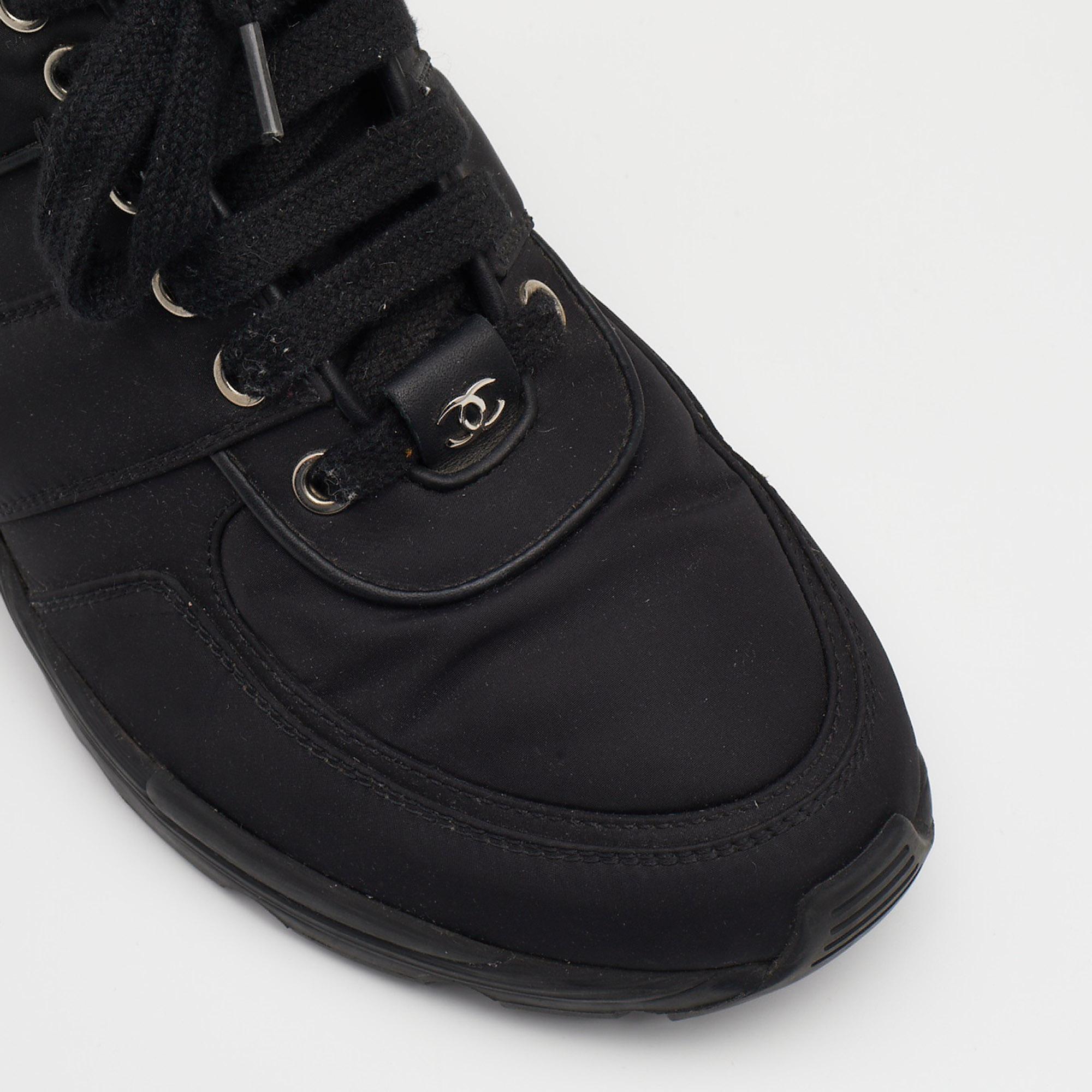 Chanel - Baskets basses CC en nylon noir, taille 38,5 Bon état à Dubai, Al Qouz 2