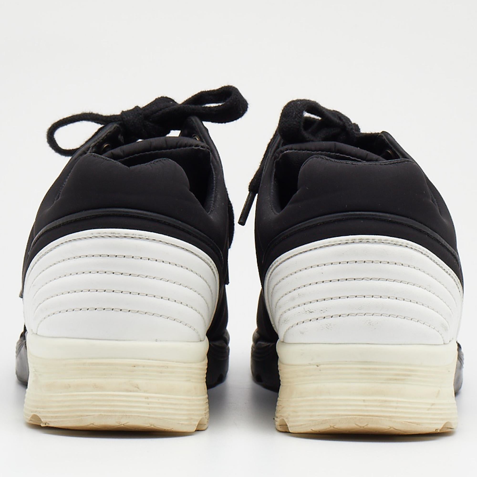  Chanel - Baskets basses CC en nylon noir, taille 38,5 Pour femmes 
