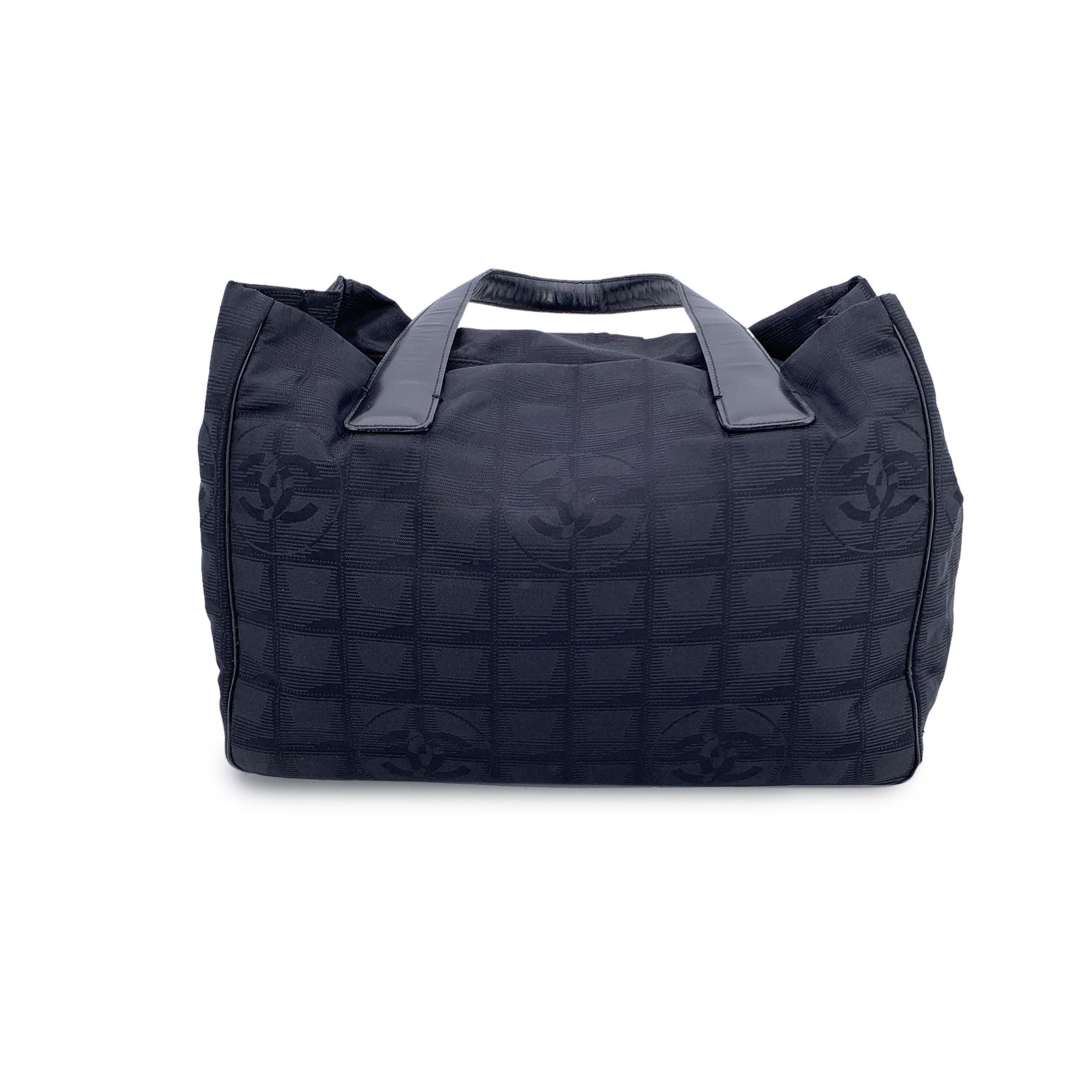 Women's Chanel Black Nylon New Travel Line Tote Shoulder Bag 2000s For Sale