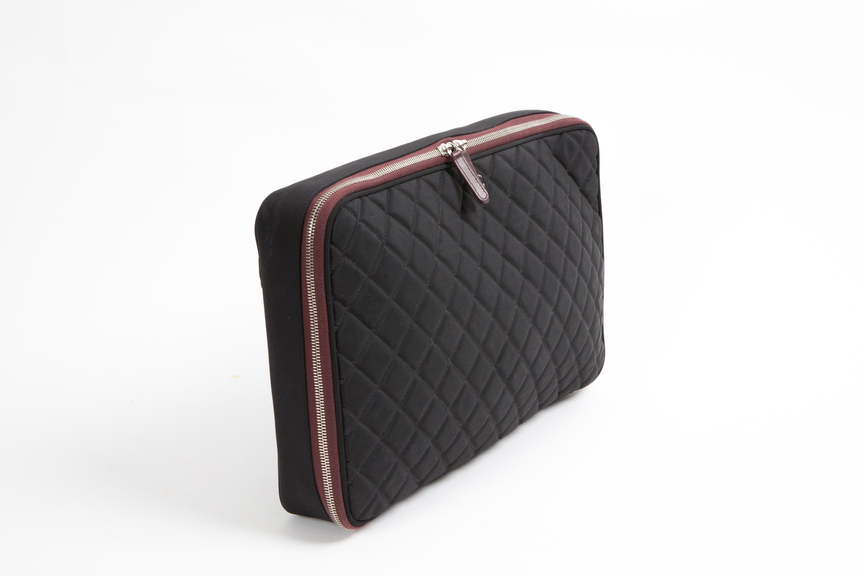 Chanel Black nylon quilted large clutch case featuring a silver-tone zipper, front silver-tone signature interlocking CC logo, inside Bordeaux nylon lining. With his hologram.
Circa 2000s. Made in France
In good vintage condition
- Length: 14.5in.