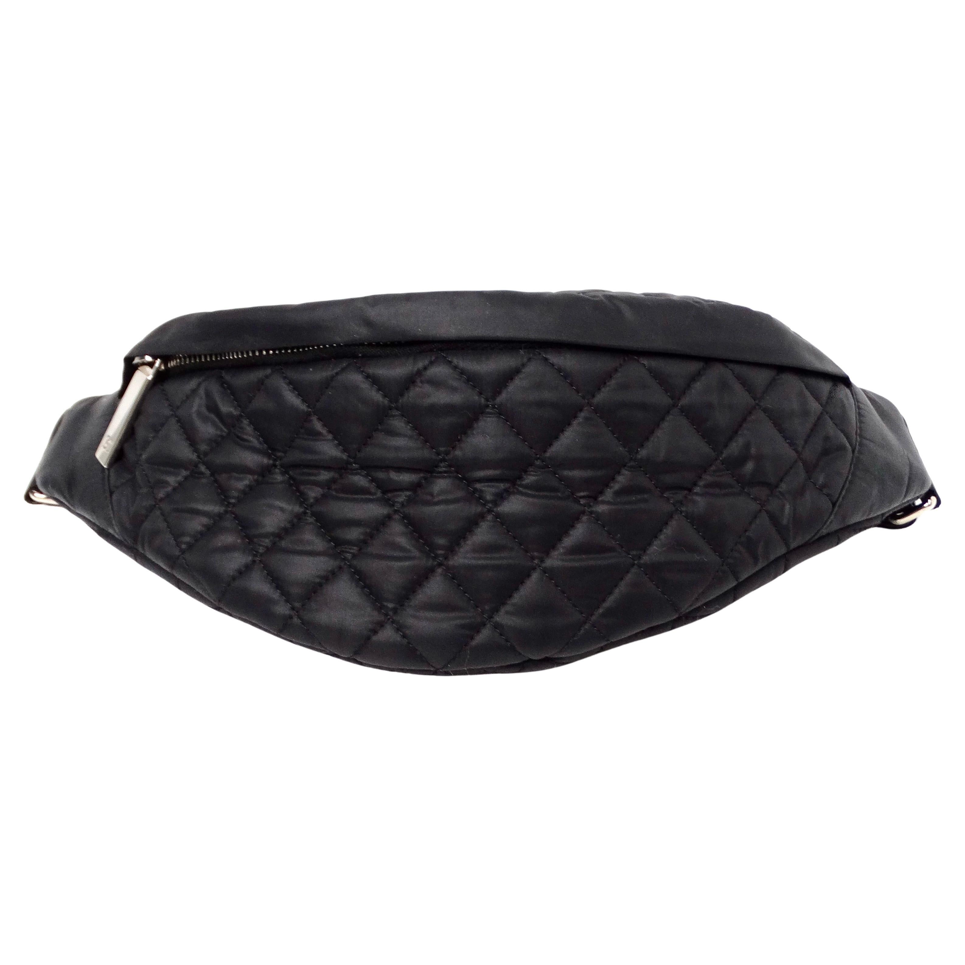 Il marsupio trapuntato in nylon nero di Chanel è un accessorio versatile ed elegante, progettato per essere funzionale e alla moda. Realizzato in resistente nylon nero, presenta le tipiche cuciture trapuntate che aggiungono un tocco di lusso e