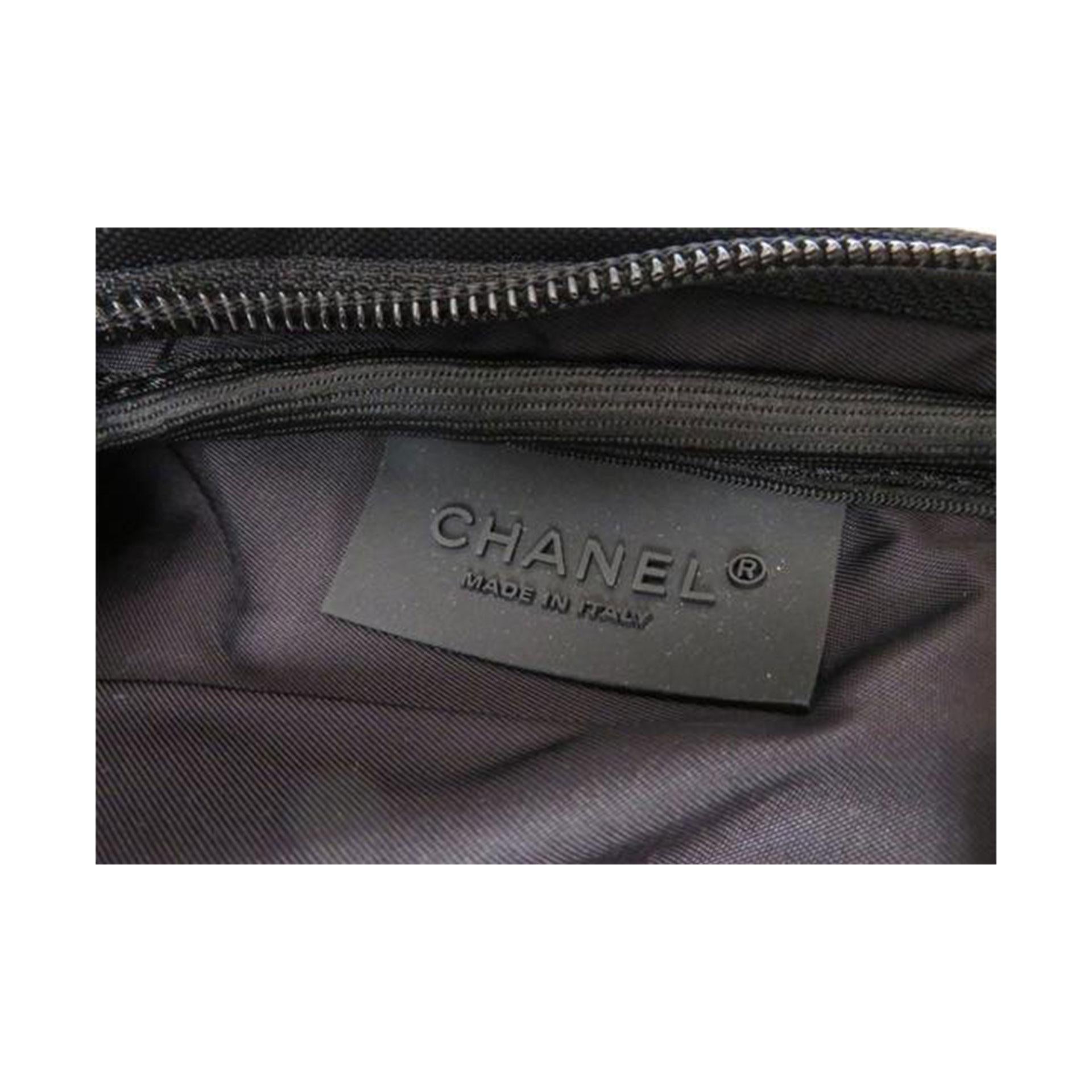 Chanel  Schwarze Nylon Sport Canvas Tennisschläger-Umhängetasche aus schwarzem Nylon im Angebot 1