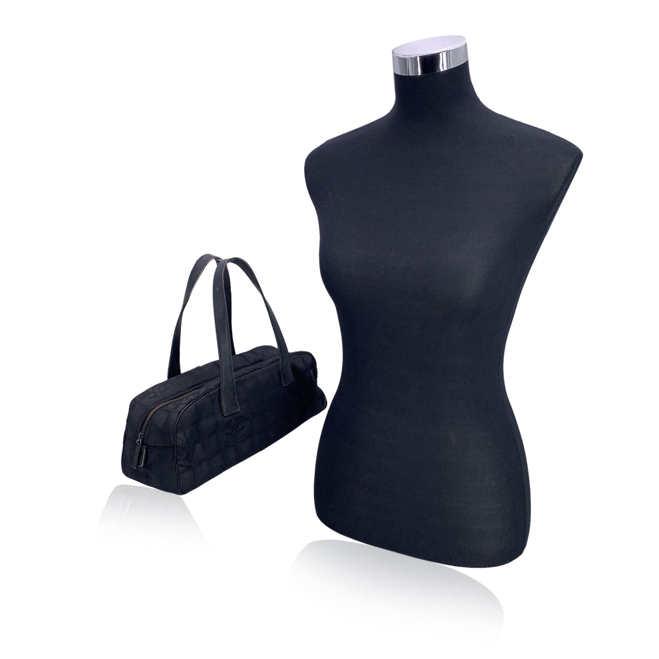 Entrez dans l'élégance intemporelle avec ce sac iconique Chanel Bassotto de la célèbre collection Travel Line. Confectionné dans un luxueux nylon jacquard noir, ce modèle East/West allie sans effort fonctionnalité et sophistication. Le sac est doté