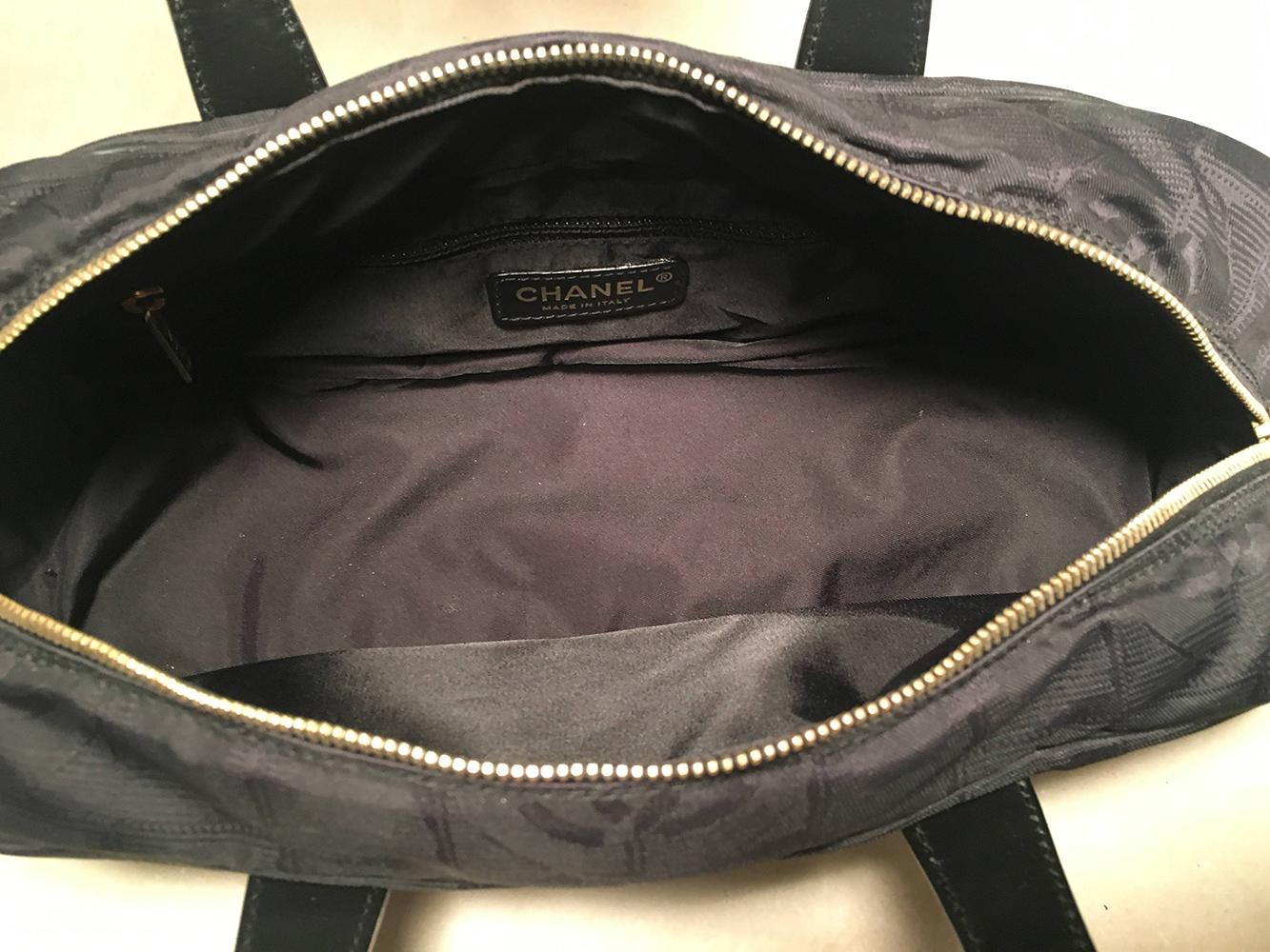 Chanel Traveline Handtasche aus schwarzem Nylon im Angebot 1