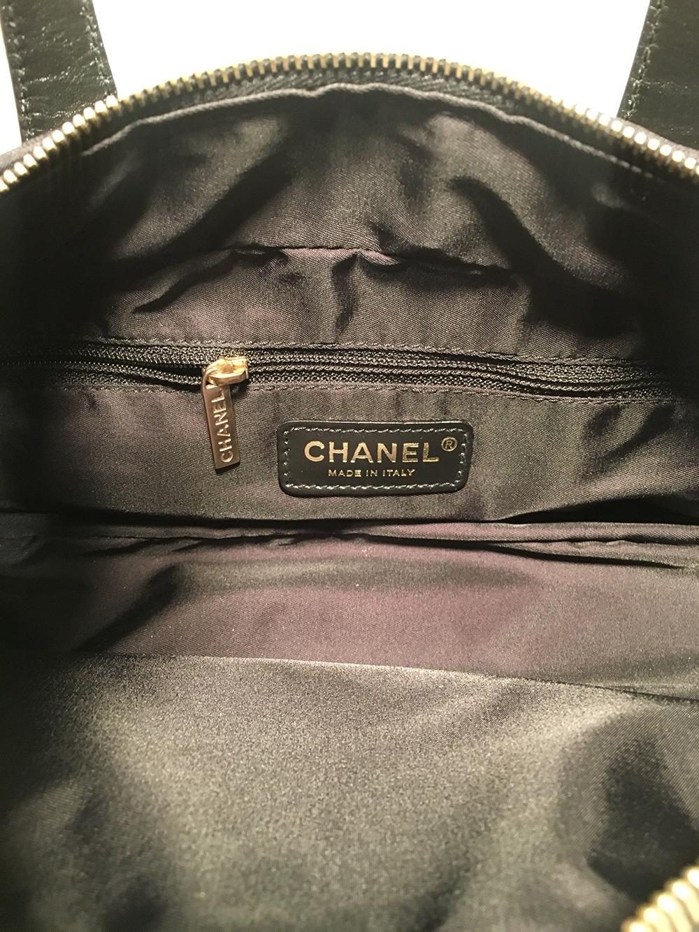 Chanel Traveline Handtasche aus schwarzem Nylon im Angebot 2
