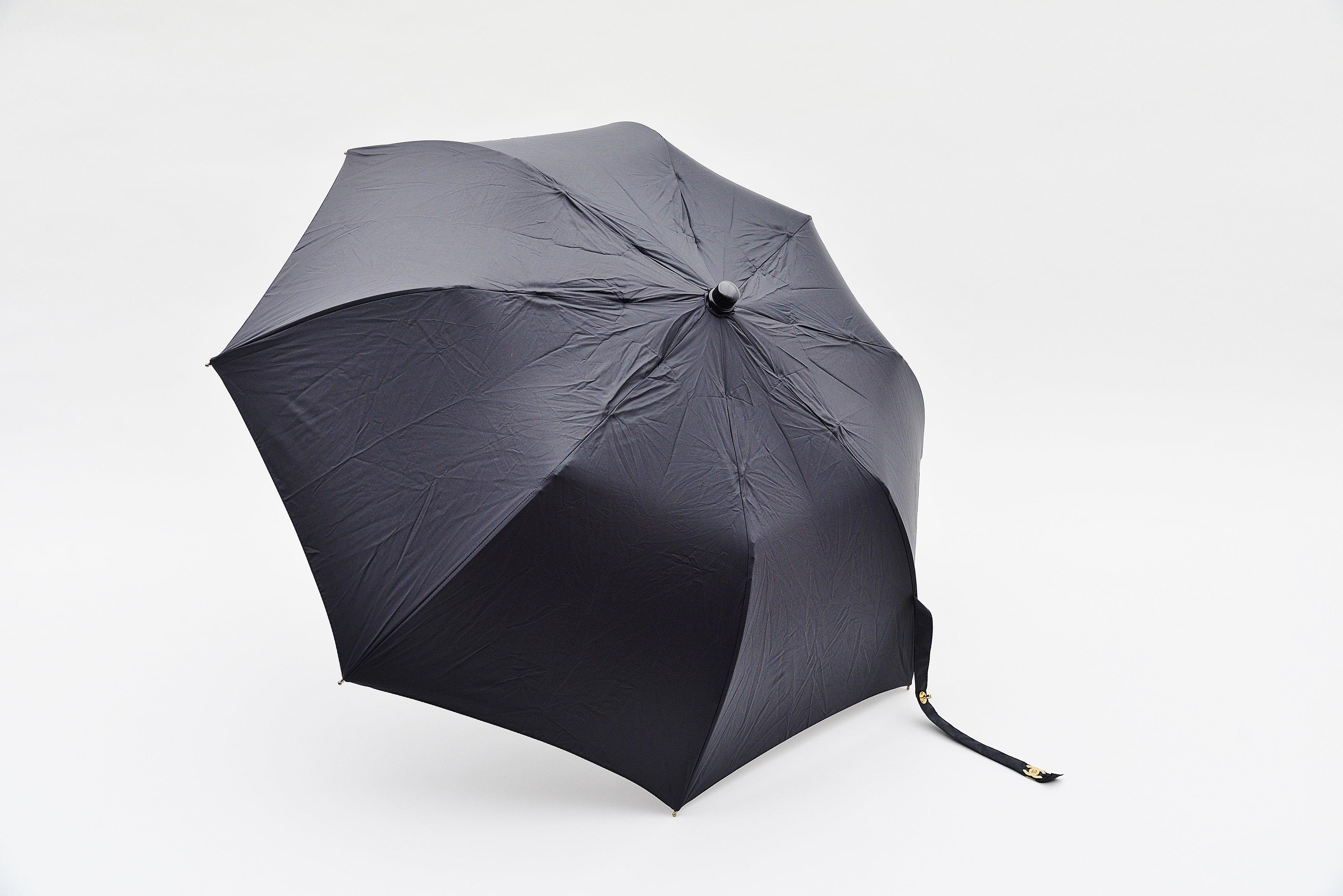 Noir Chanel - Parapluie en nylon noir avec étui à bandoulière en cuir d'agneau matelassé