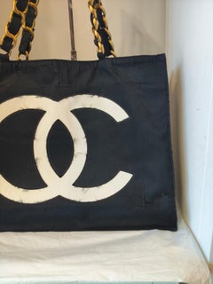 Chanel Schwarze Nylon-Tasche mit weißem CC-Logo