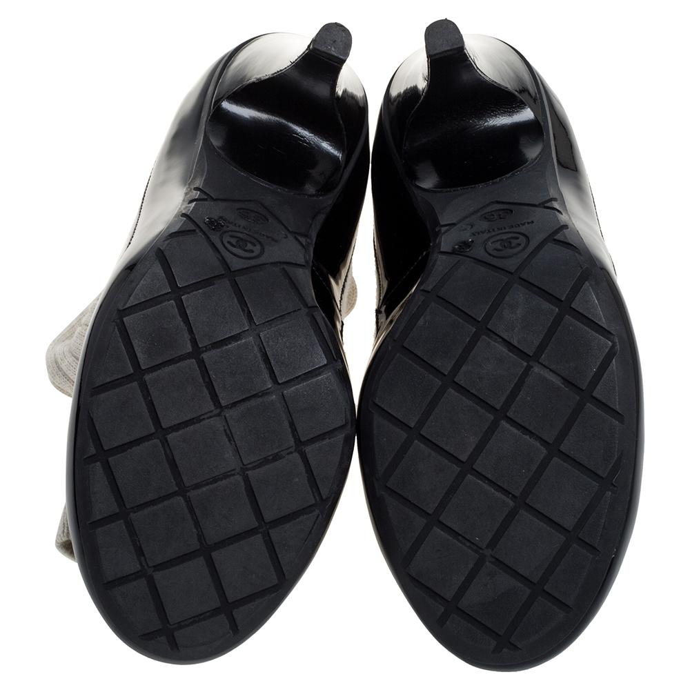 Chanel Schwarz/Off White Lackleder und Socke Kniestiefel Größe 36 im Zustand „Hervorragend“ in Dubai, Al Qouz 2