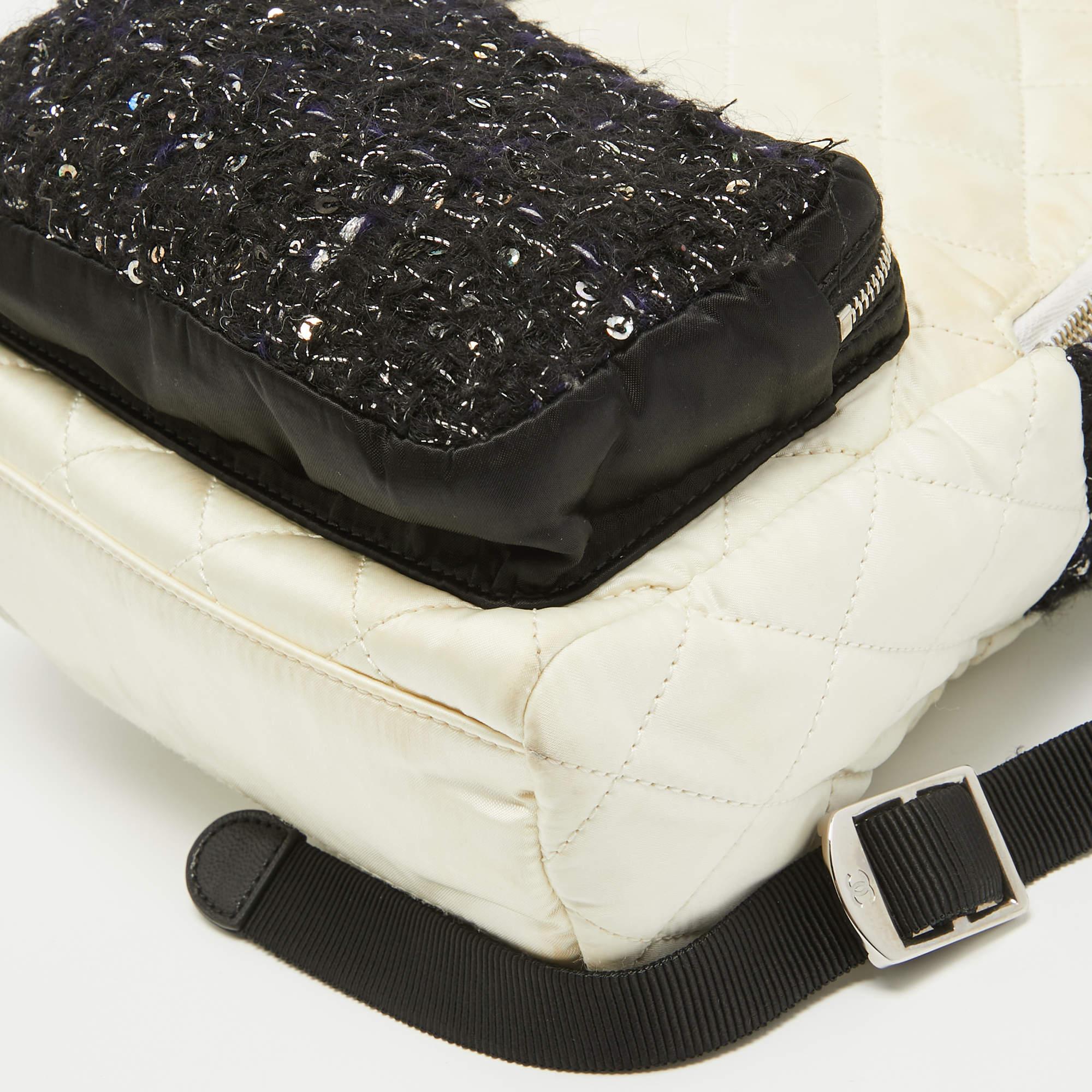 Mini sac à dos Chanel en satin matelassé et tweed à paillettes noir/off-White en vente 6