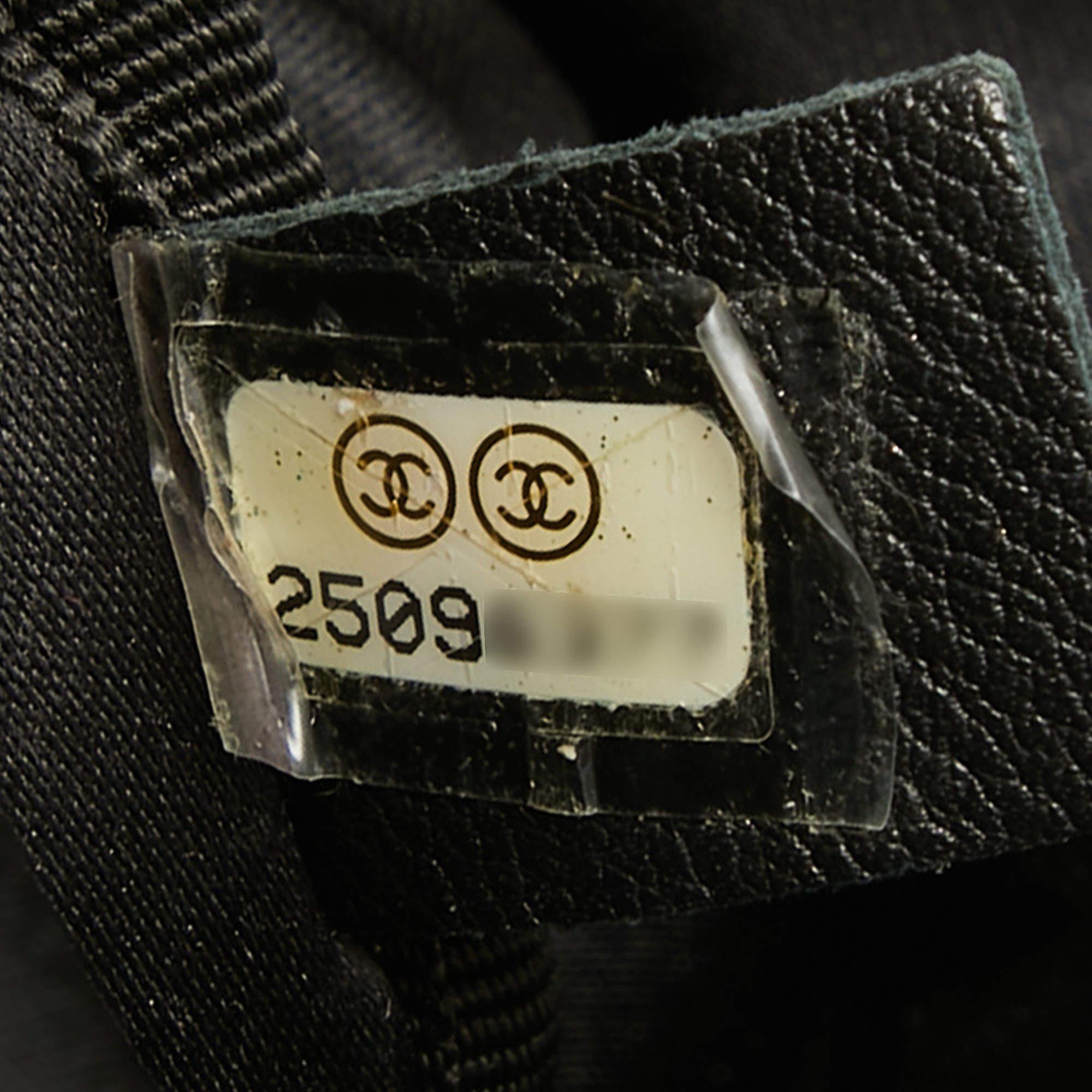 Mini sac à dos Chanel en satin matelassé et tweed à paillettes noir/off-White en vente 7