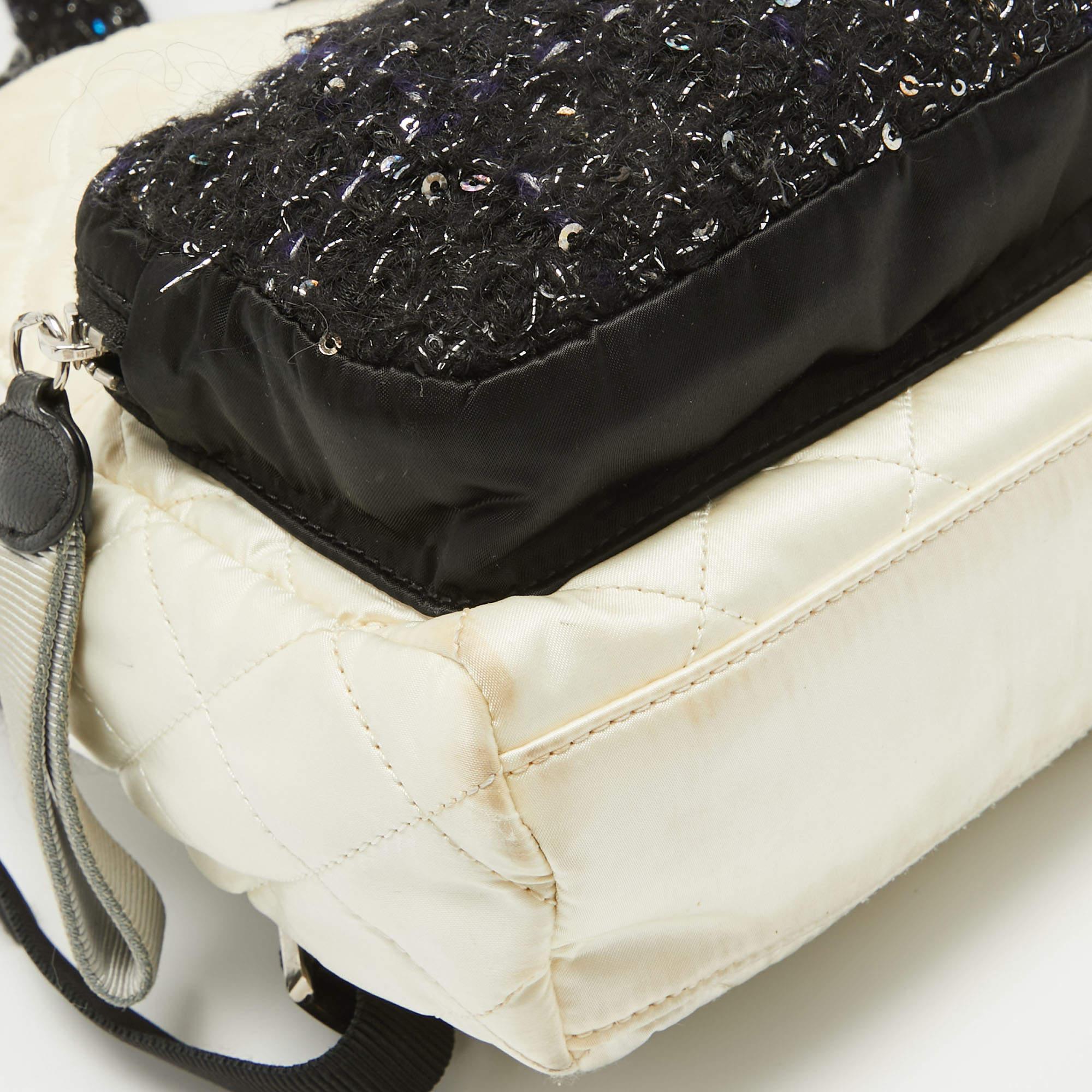 Mini sac à dos Chanel en satin matelassé et tweed à paillettes noir/off-White en vente 8