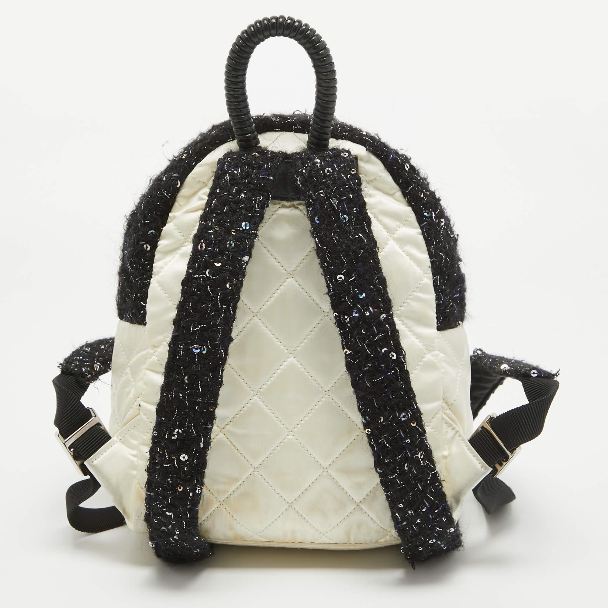Ce sac à dos Chanel est fabriqué à partir de matériaux de haute qualité dans un design fonctionnel. Le sac complétera également votre style sans effort.

