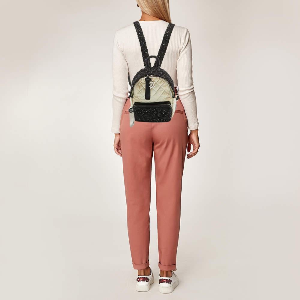 Mini sac à dos Chanel en satin matelassé et tweed à paillettes noir/off-White État moyen - En vente à Dubai, Al Qouz 2