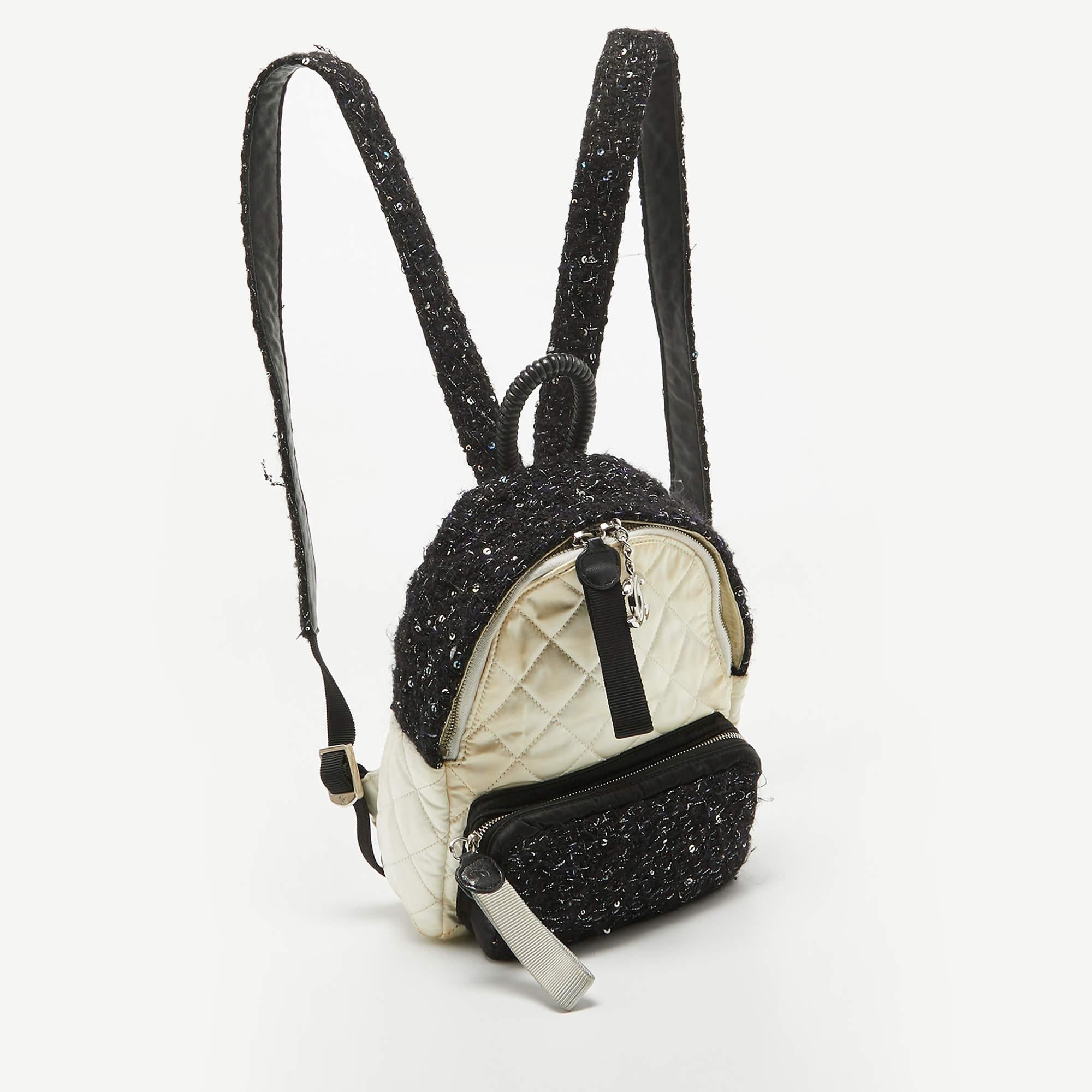 Mini sac à dos Chanel en satin matelassé et tweed à paillettes noir/off-White Pour femmes en vente
