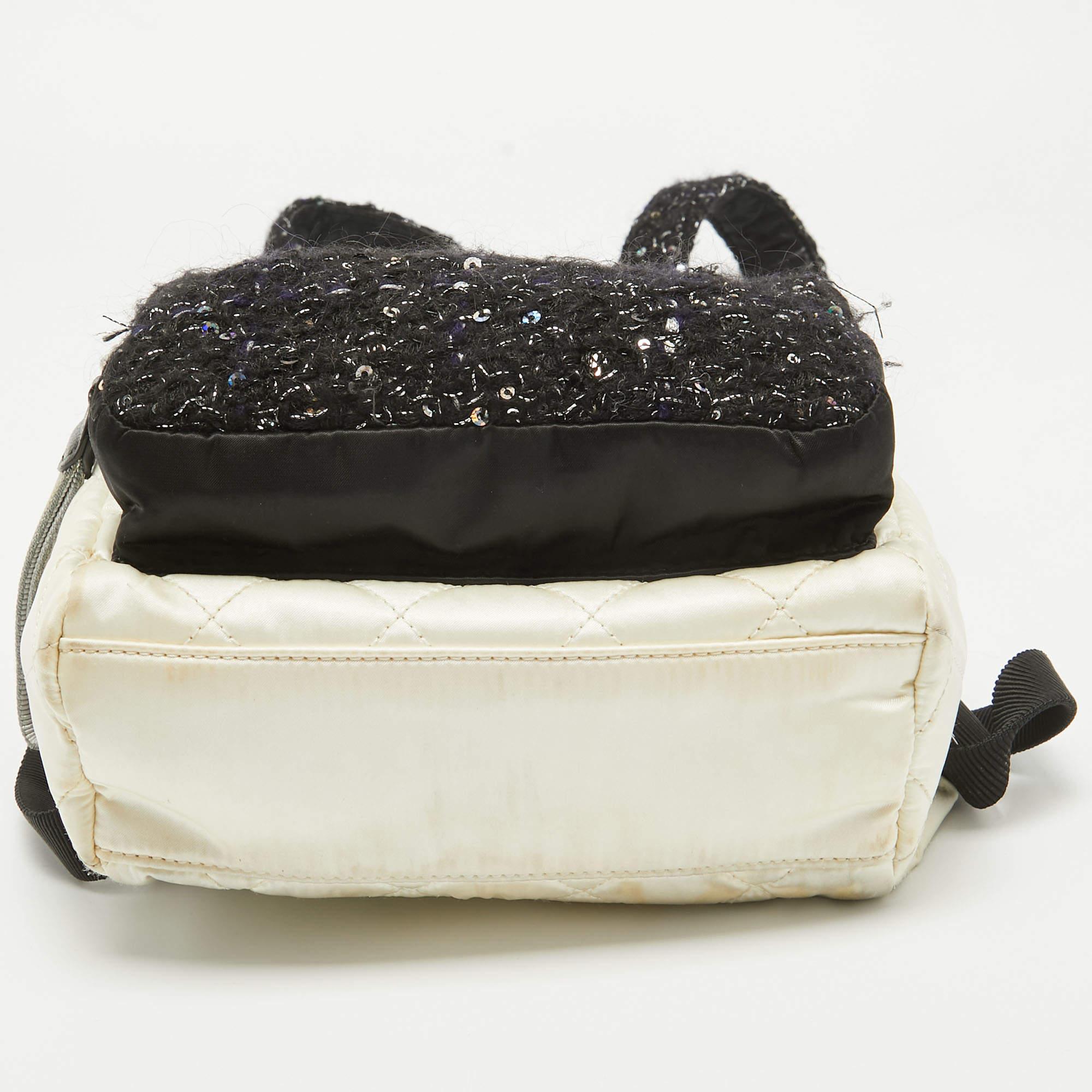 Mini sac à dos Chanel en satin matelassé et tweed à paillettes noir/off-White en vente 1