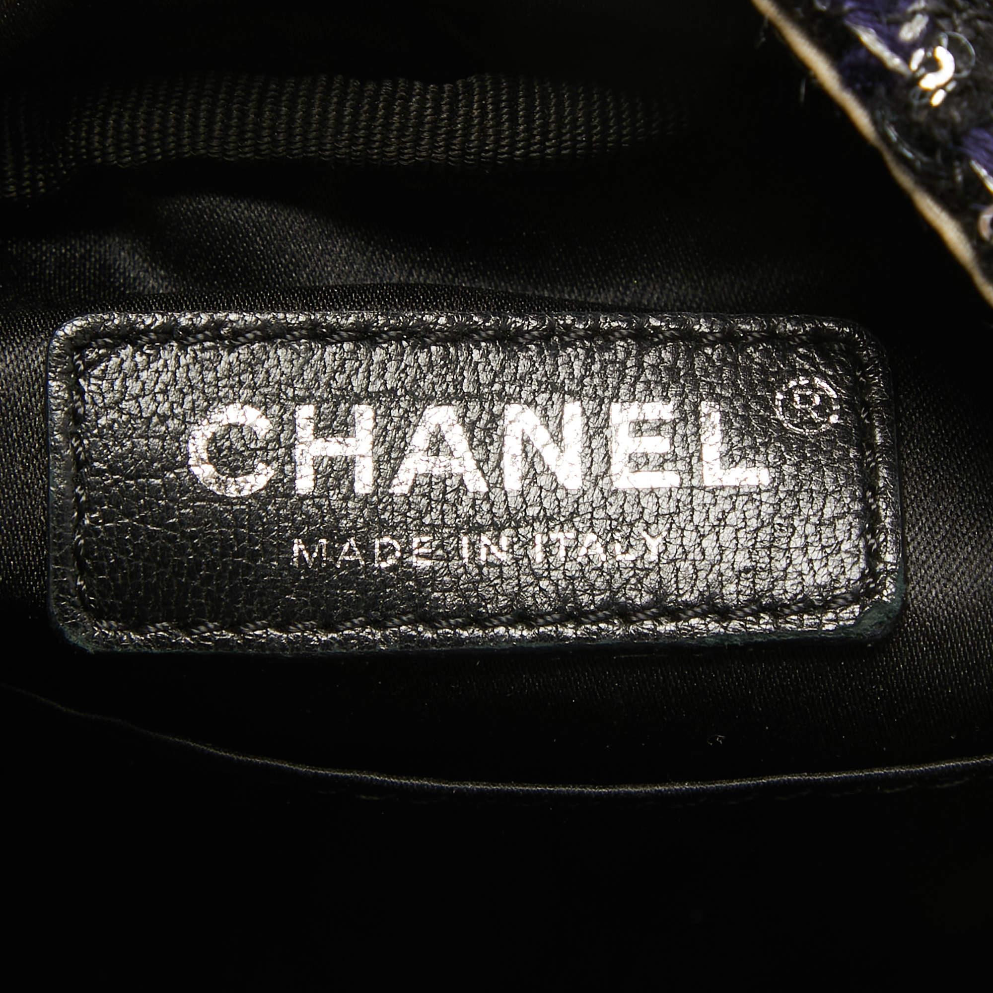 Mini sac à dos Chanel en satin matelassé et tweed à paillettes noir/off-White en vente 2