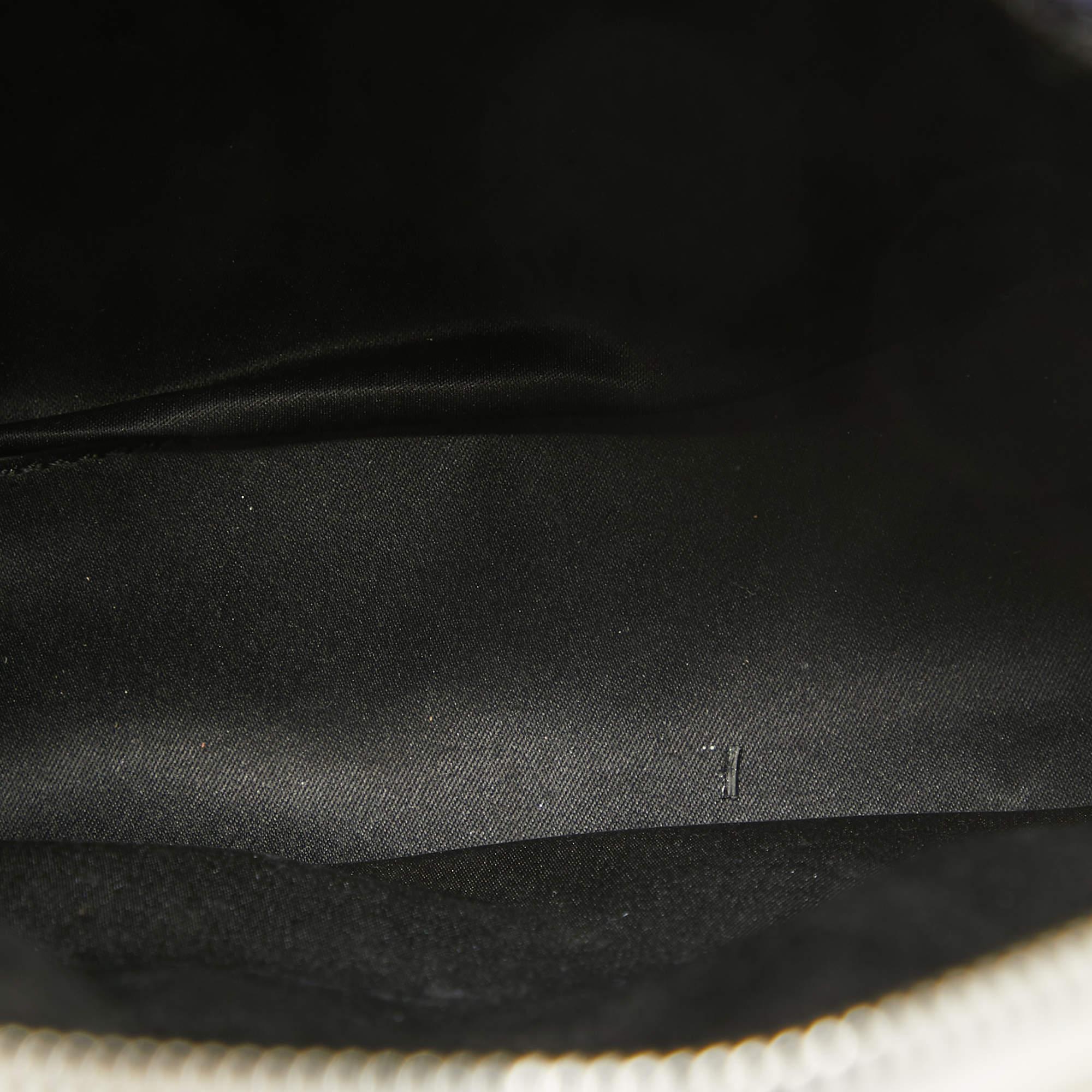 Mini sac à dos Chanel en satin matelassé et tweed à paillettes noir/off-White en vente 3
