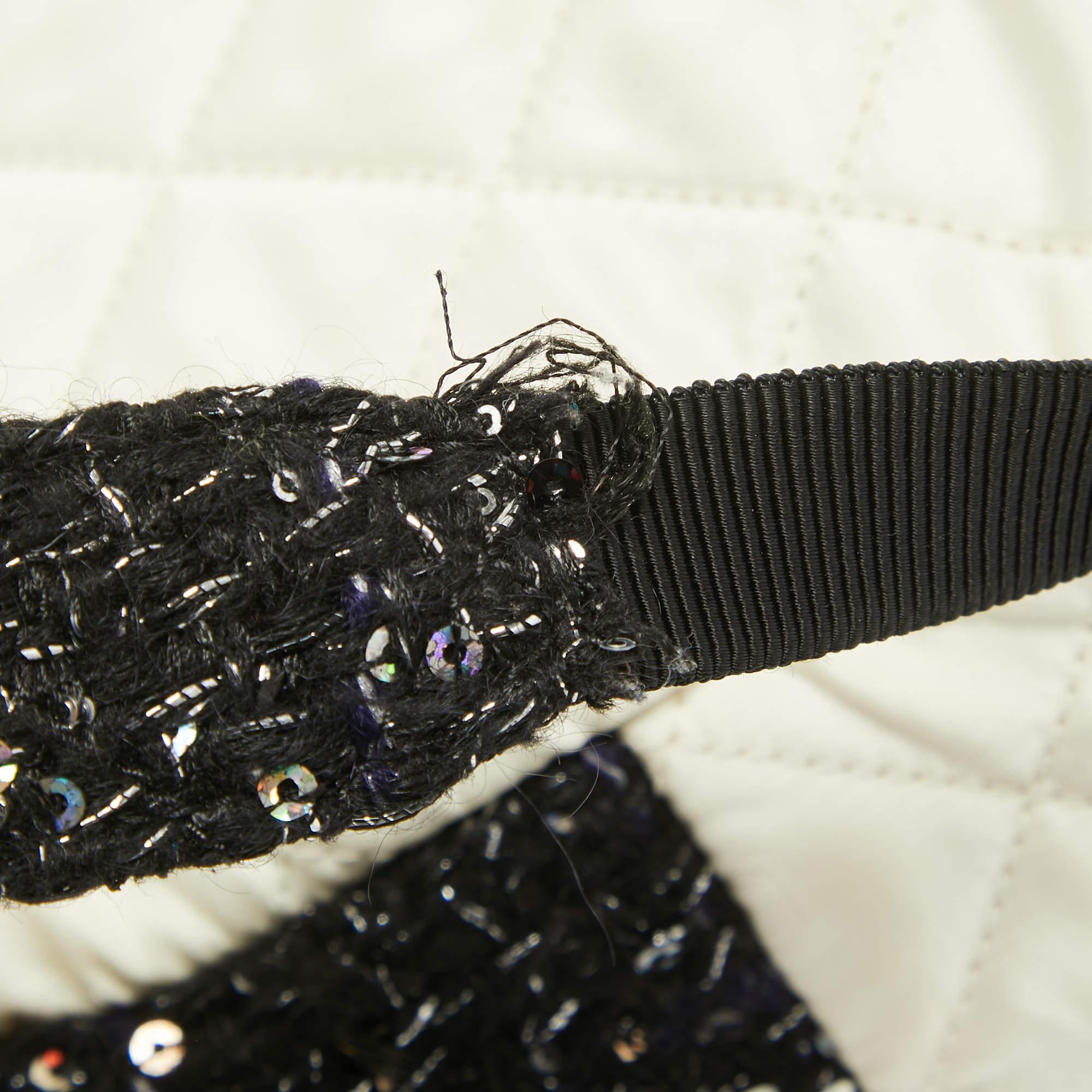 Mini sac à dos Chanel en satin matelassé et tweed à paillettes noir/off-White en vente 4