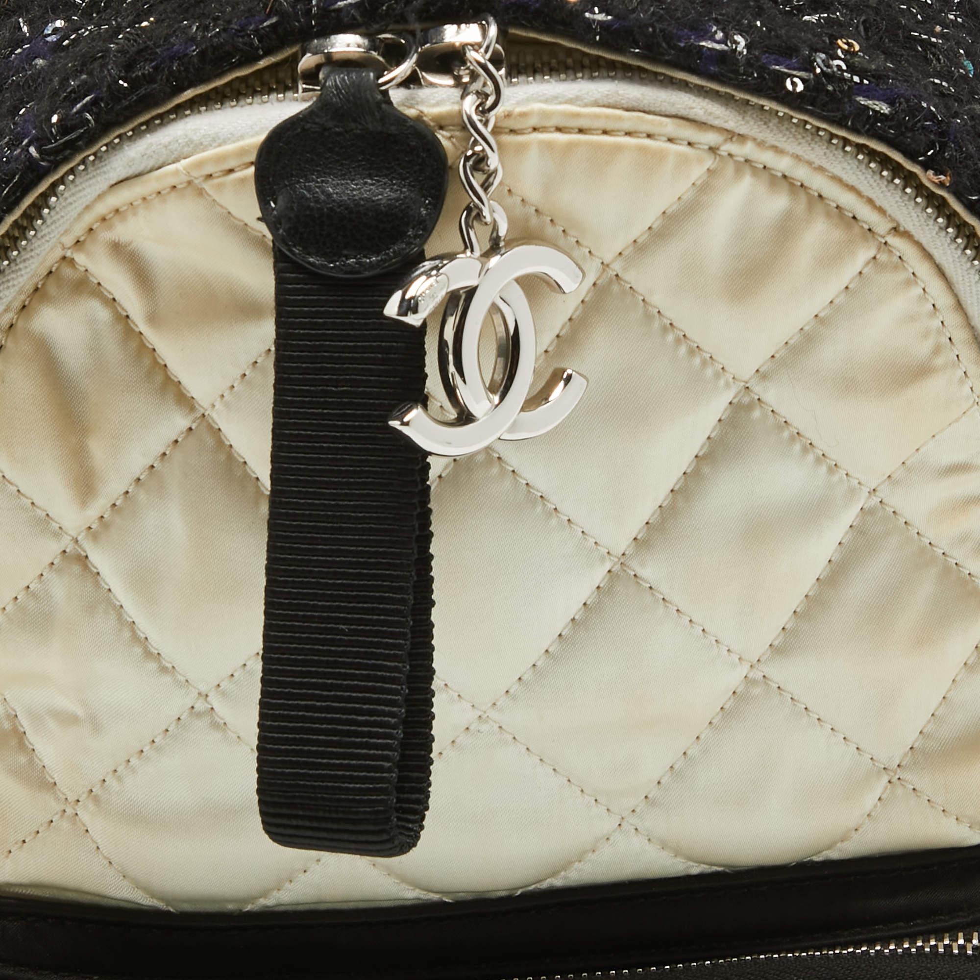 Mini sac à dos Chanel en satin matelassé et tweed à paillettes noir/off-White en vente 5