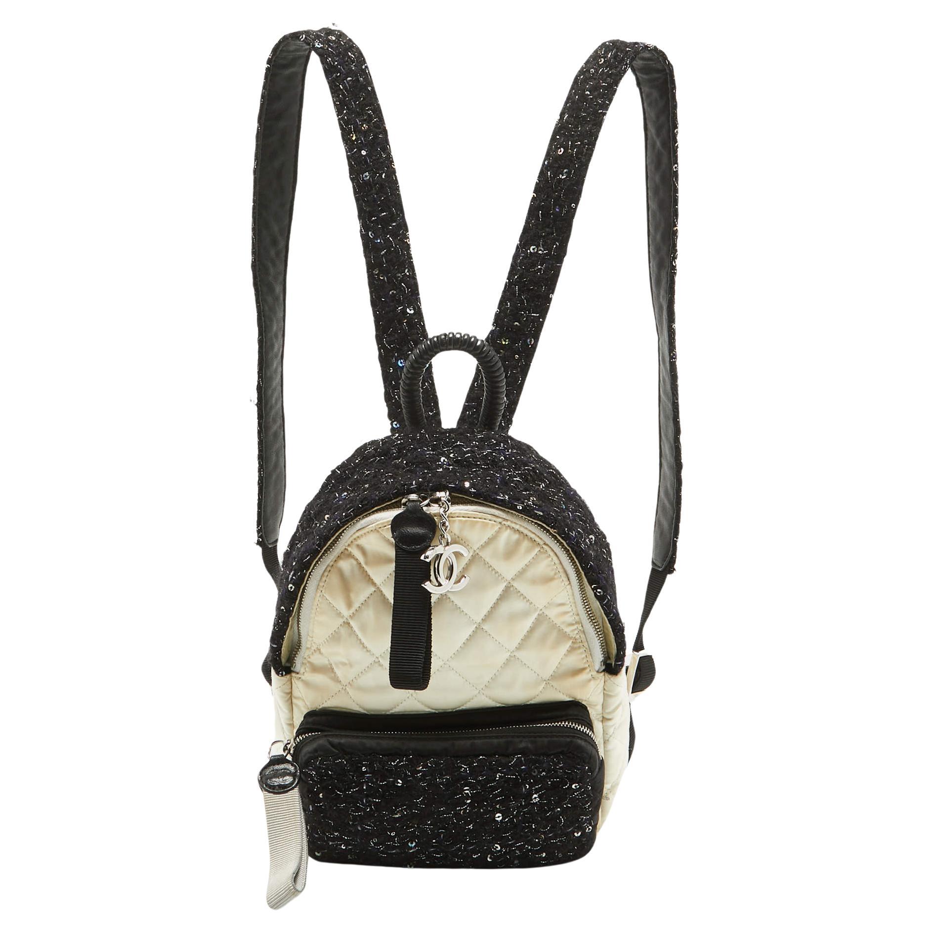 Mini sac à dos Chanel en satin matelassé et tweed à paillettes noir/off-White en vente