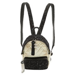 Chanel Schwarz/Weißer Mini-Rucksack aus gestepptem Satin und Tweed mit Pailletten
