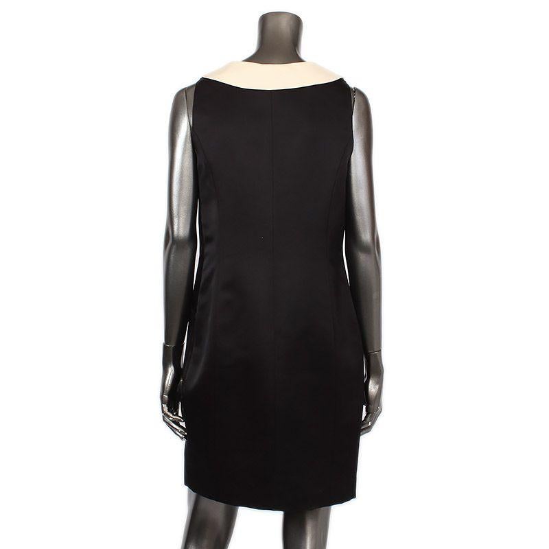 Chanel knee-length pencil dress in black silk (100%) with chest part in off-white silk. Two slit pockets on the front. Opens with a hidden zipper on the side. Lined. Has been worn and is in excellent condition.

Tag Size 42
Size L
Shoulder Width