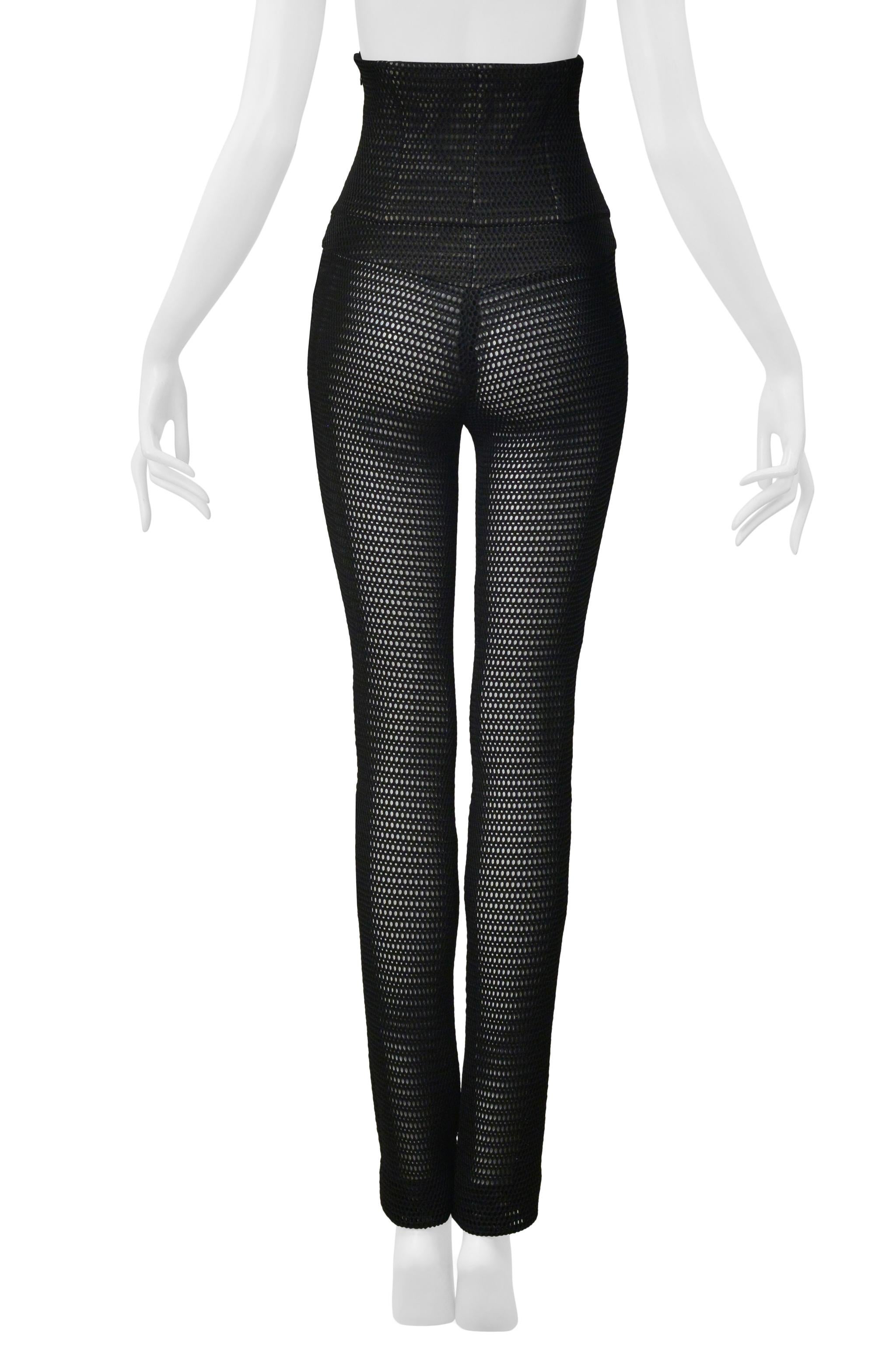 Resurrection Vintage ist begeistert, ein Paar Vintage Chanel High-Waisted Mesh-Hosen mit zwei Seitentaschen, ungefüttert, Signatur ineinandergreifenden CC-Logo in der Nähe der Tasche, Skinny-Leg fit, und Knöchellänge bieten. 

Chanel, Paris
Größe: