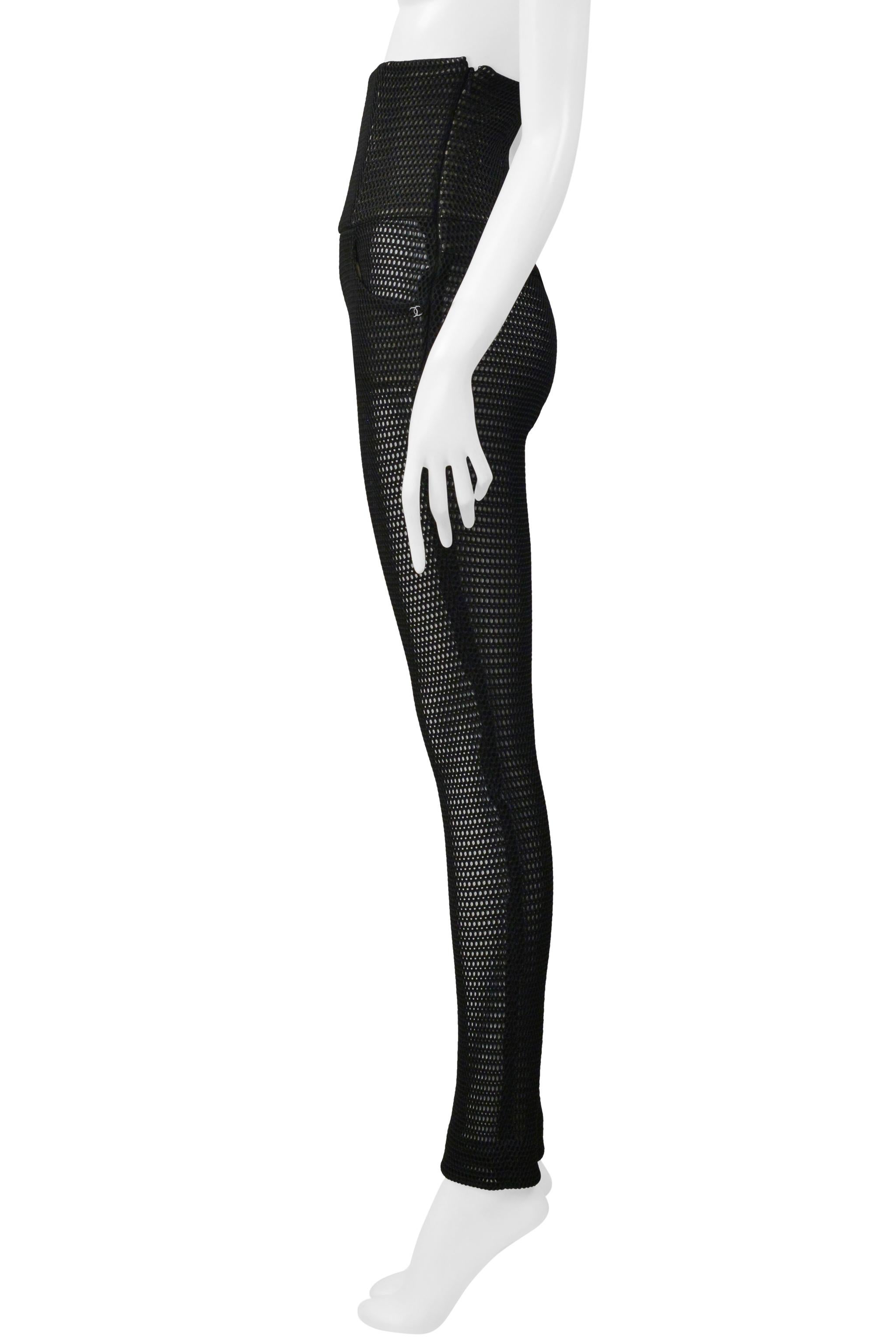 Chanel Schwarze Hose mit hoher Taille aus offenem Mesh im Zustand „Hervorragend“ im Angebot in Los Angeles, CA