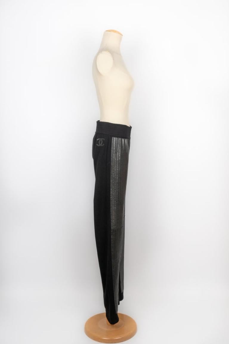 Chanel - Black pants ornamented with leather strips. No size indicated, it fits a 36FR/38FR. 

Additional information: 
Condition: Very good condition
Dimensions: Waist: 36 cm - Hips: 45 cm - Length: 105 cm

Seller Reference: FJ51