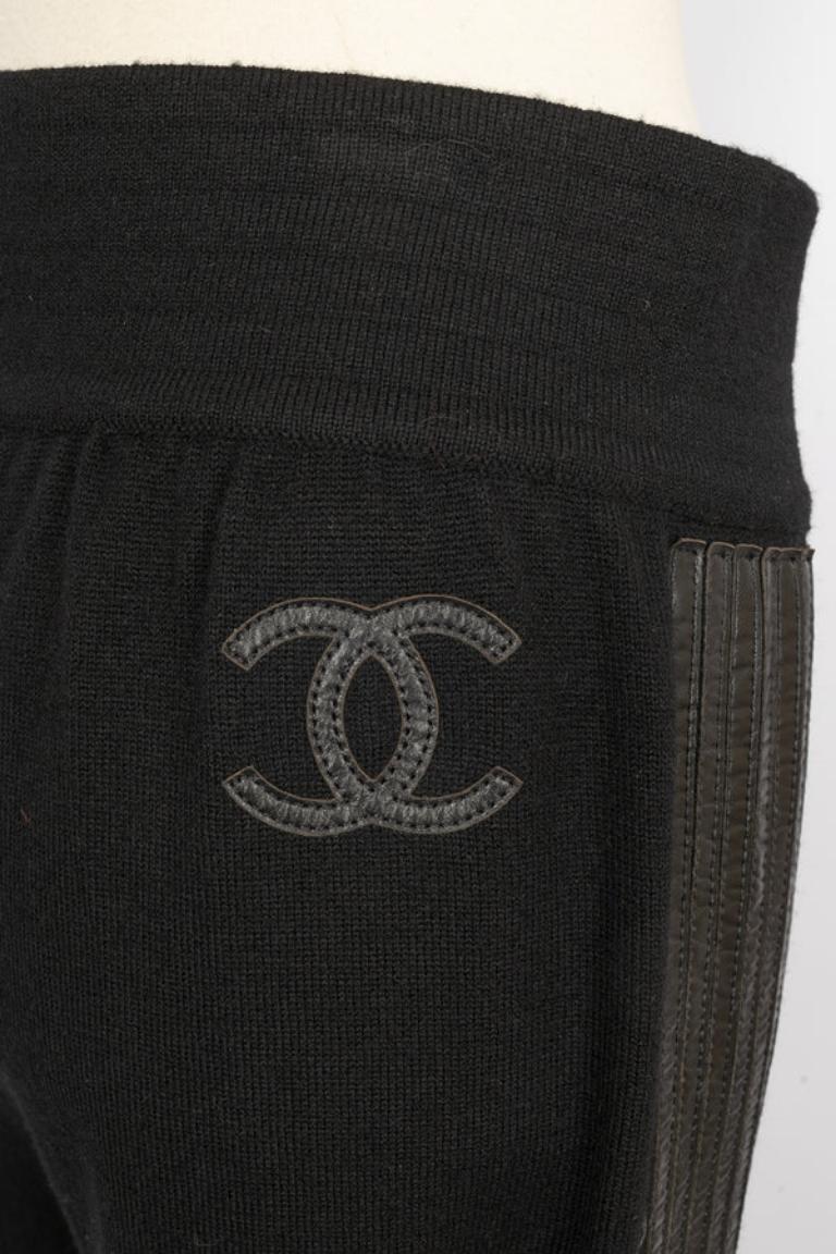 Chanel Schwarze Hose mit Lederstreifen im Angebot 3
