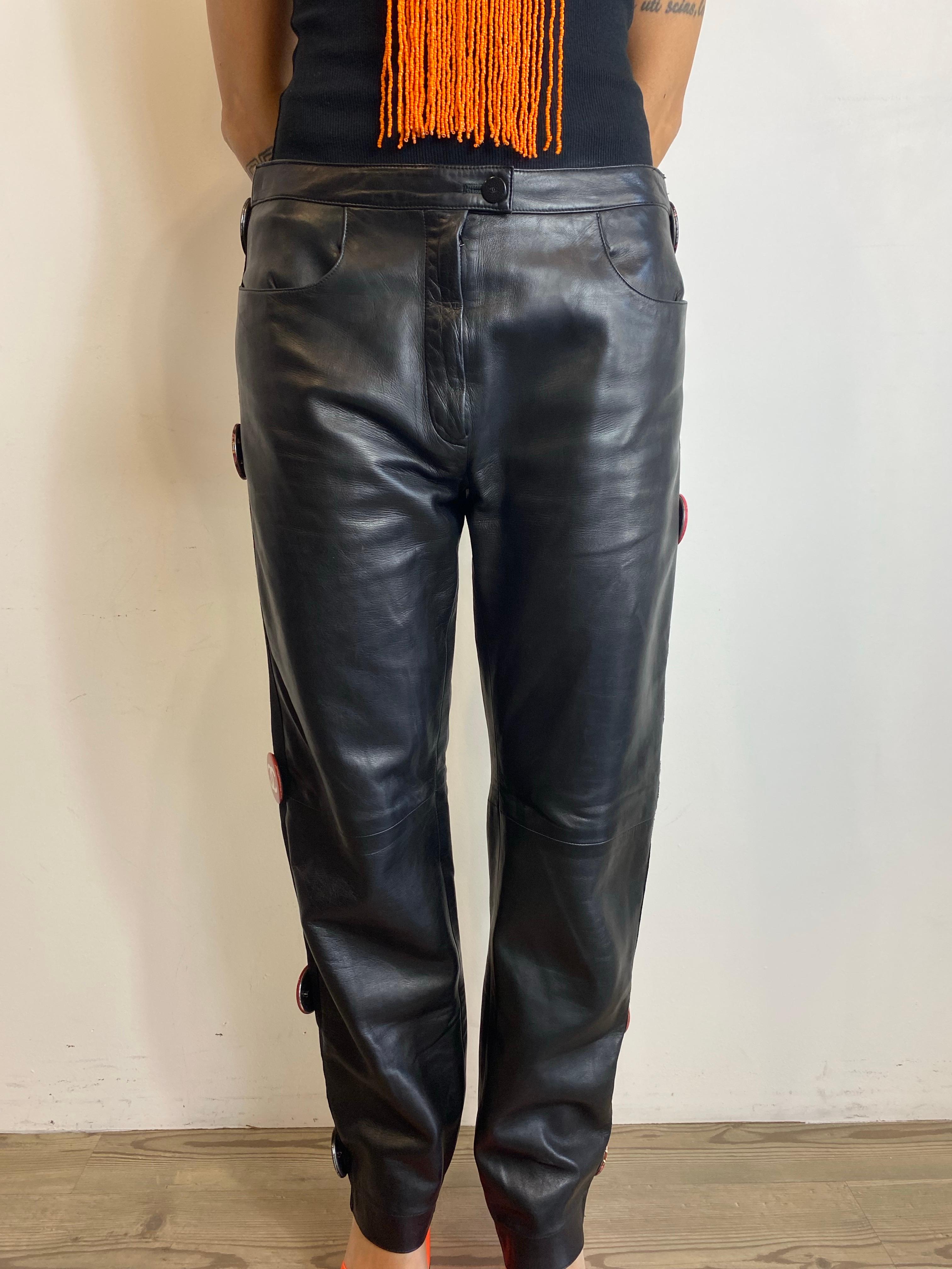 Chanel black pants with pins.
Size S.
The model is 38 IT and the pants fit loosely.
Waist 38 cm.
Length 90 cm.
Excellent condition, shows signs of use as shown in the photos.