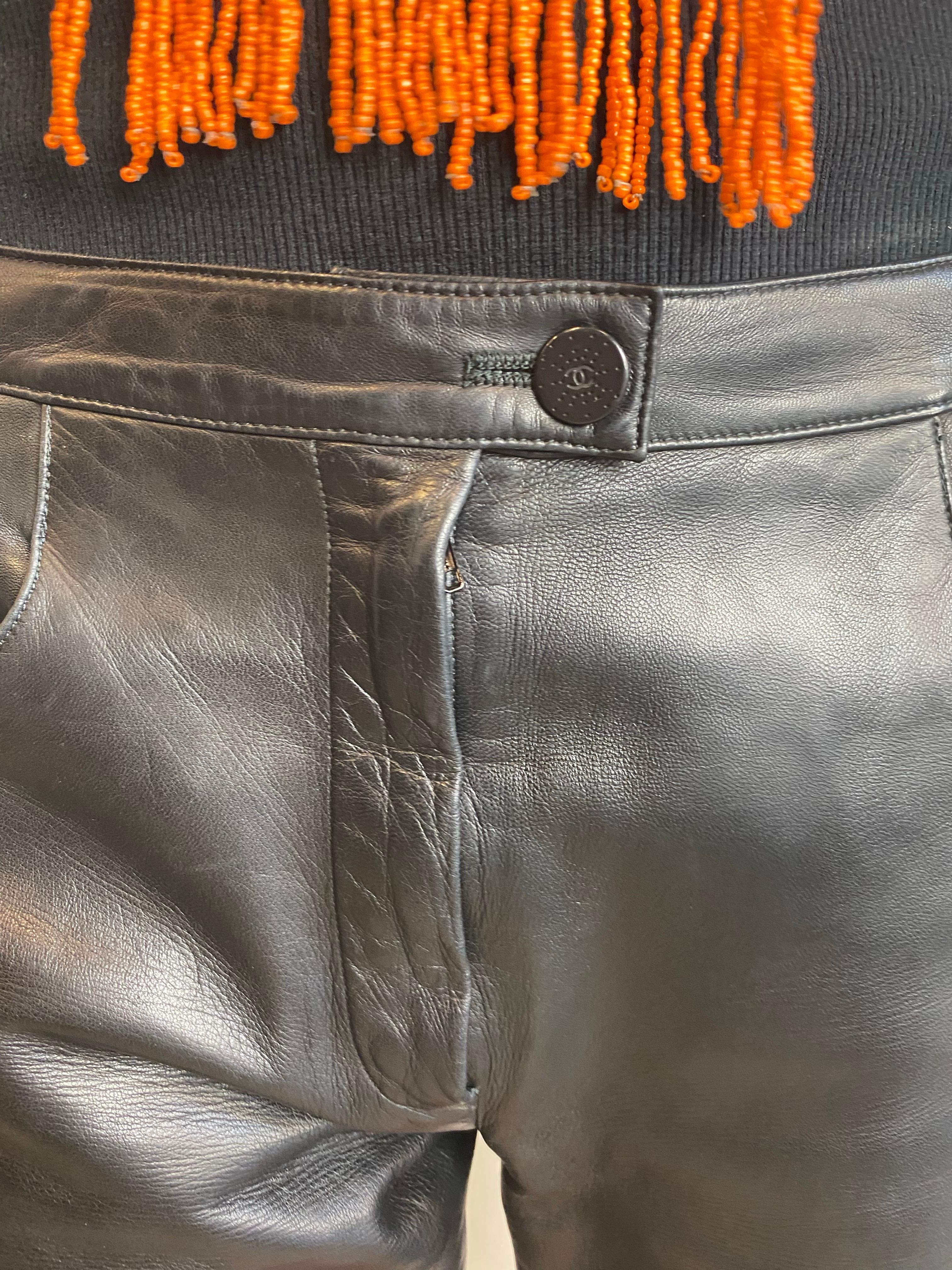 Chanel black pants with pins. In Excellent Condition For Sale In Carnate, IT