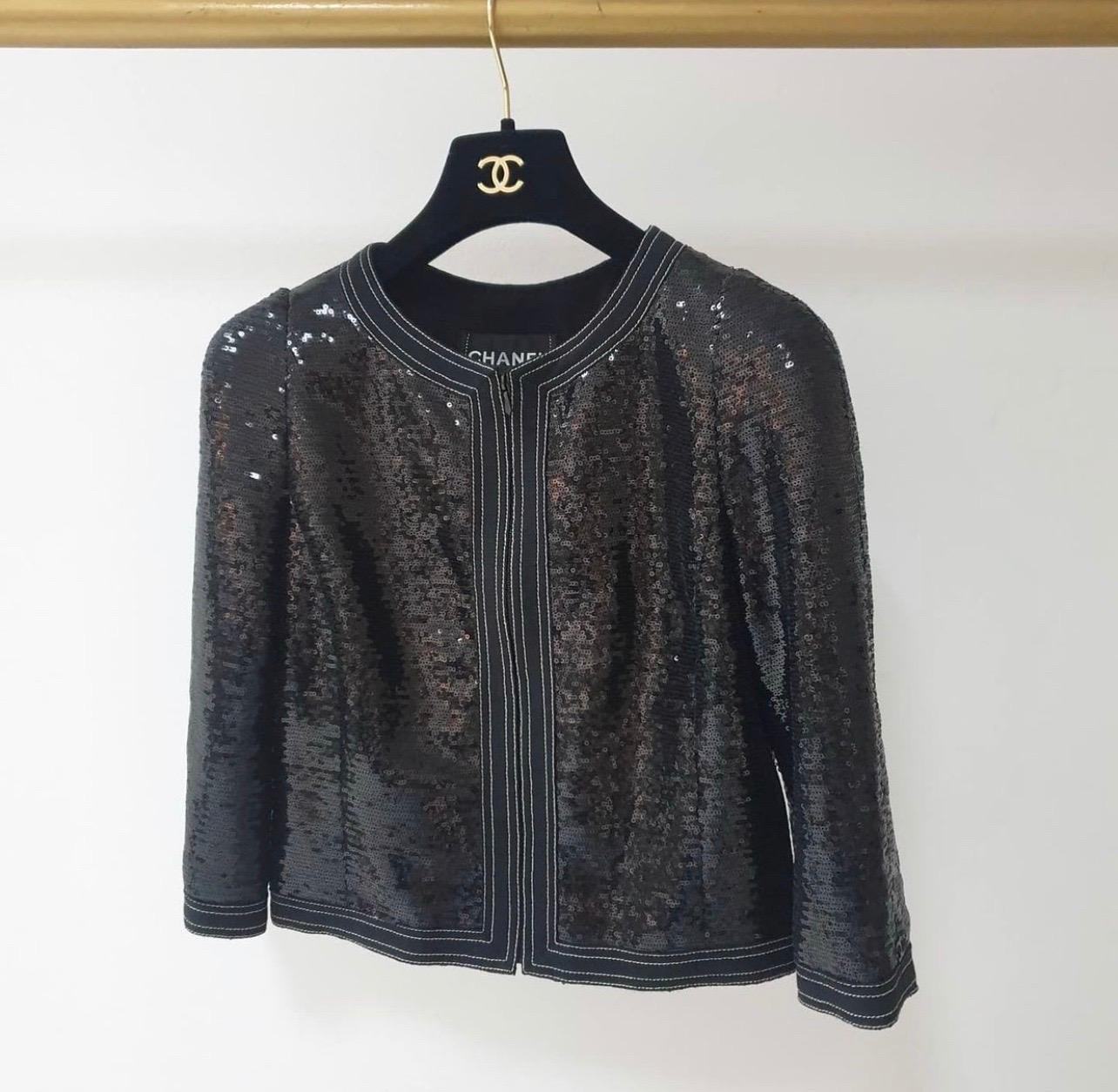 Look 47 from the Cruise 2013 Runway. Black Chanel Paris-Versailles sequined cropped jacket with grosgrain trim featuring contrast stitching throughout and zip closure at front.

Sz.38

Condition is very good. 