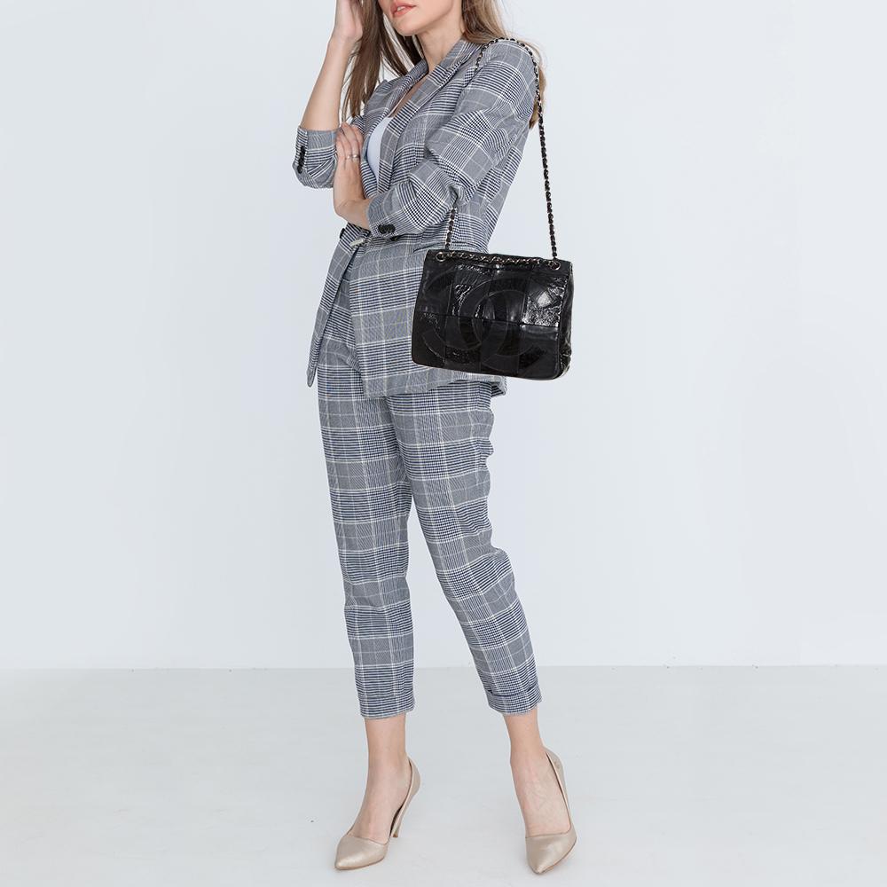 This Brooklyn shoulder bag from Chanel is a perfect blend of practical ease and style. It features a patchwork leather construction that is enhanced with a CC logo on the front and a signature chain link. It is equipped with a spacious satin-lined