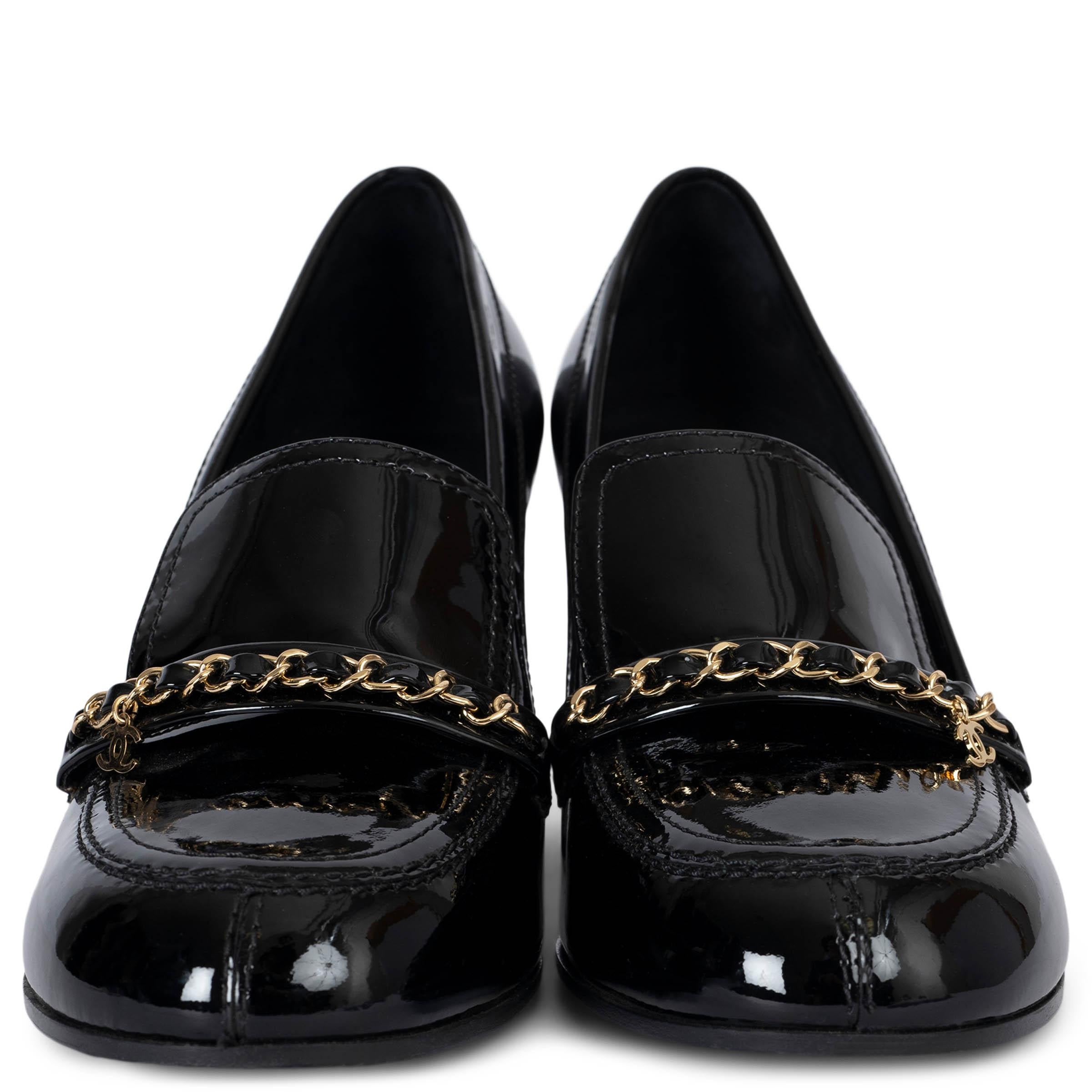 Este par de mocasines Chanel negros con cadena CC son 100% auténticos y combinan la elegancia clásica con un toque moderno. Confeccionados en charol negro brillante, estos zapatos de salón incorporan los icónicos detalles de eslabones de cadena en
