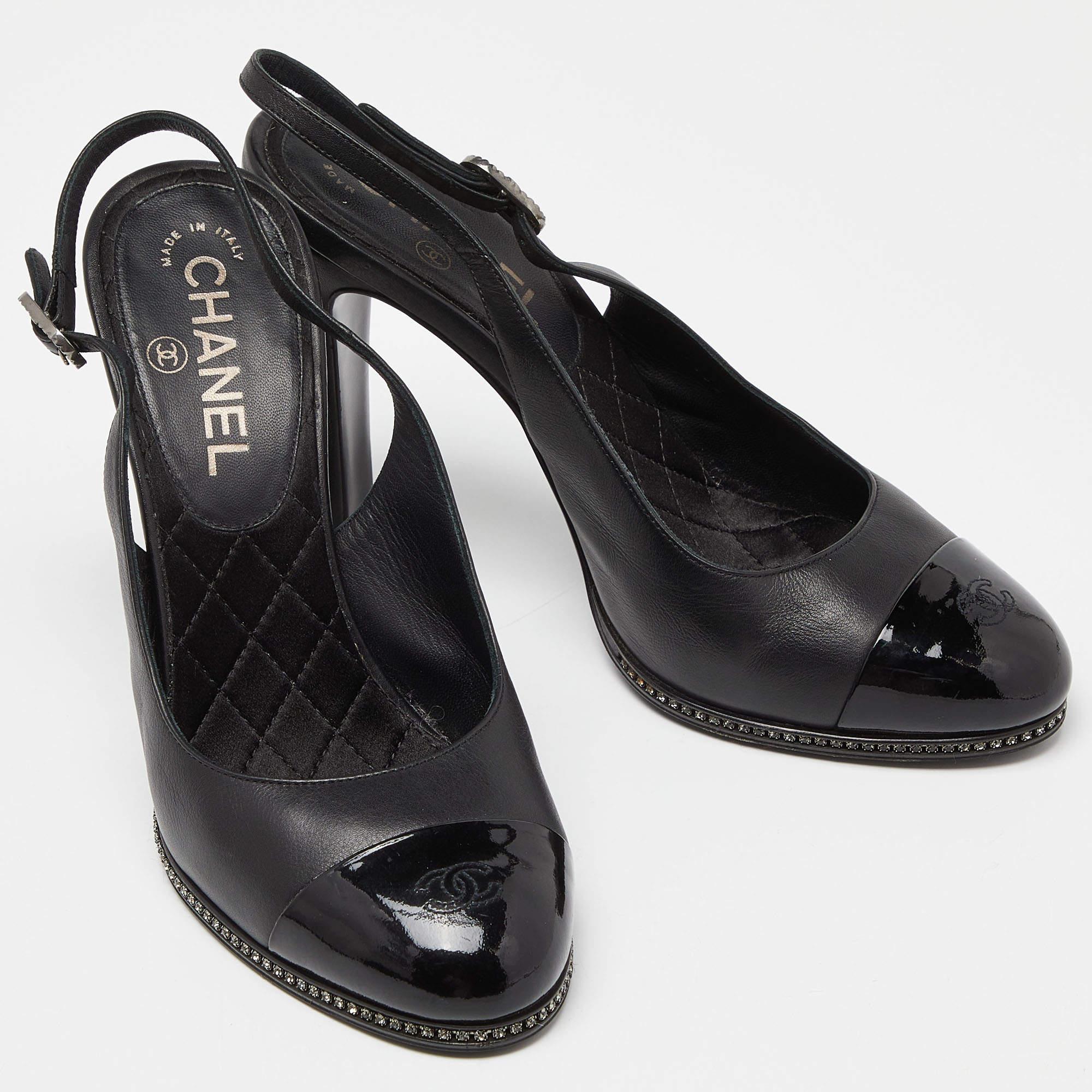 Chanel Black Patent and Leather CC Cap Toe Slingback Pumps Size 38.5 In Good Condition For Sale In Dubai, Al Qouz 2
