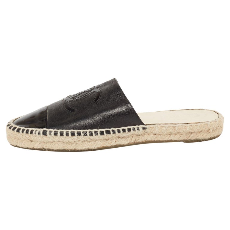 Chanel Black Patent and Leather CC Flat Espadrille Mules Size 39 at 1stDibs  | chanel espadrille mules, black flat espadrilles, chanel flat mules