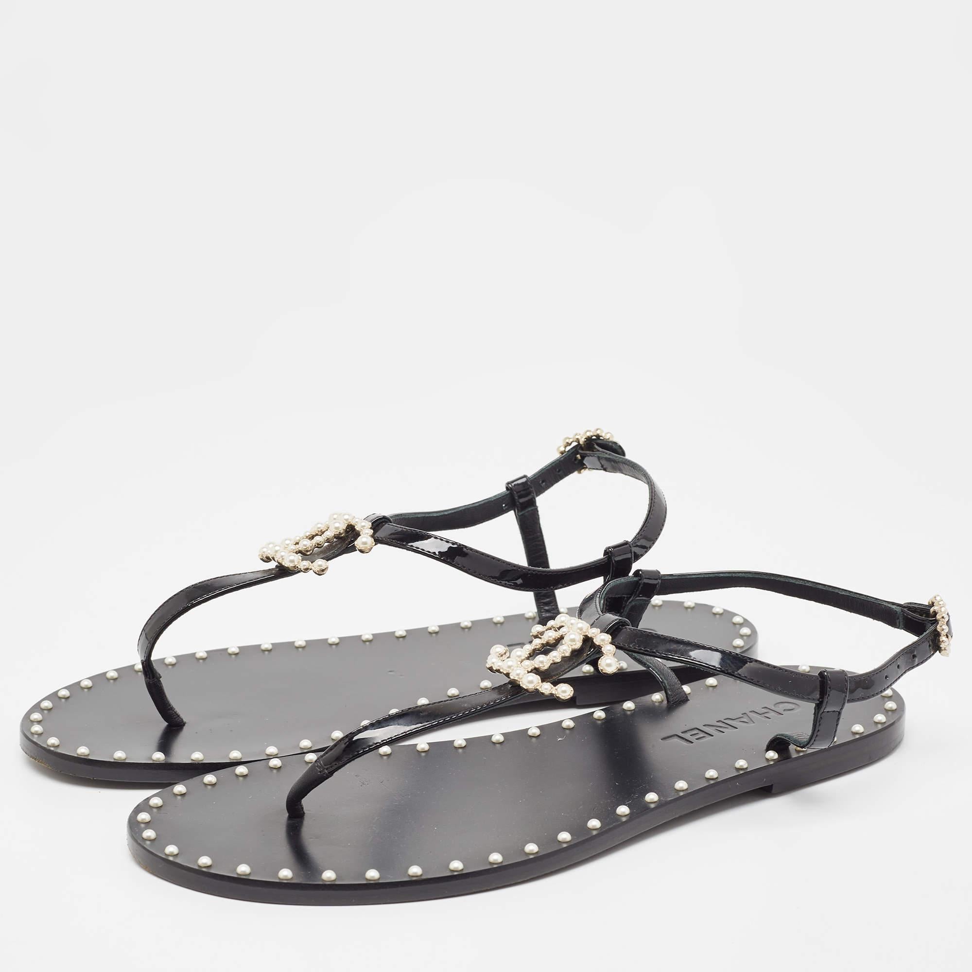 Chanel Black Patent and Leather CC Pearl Embellished Flat Thong Sandals Size 39. In Good Condition In Dubai, Al Qouz 2