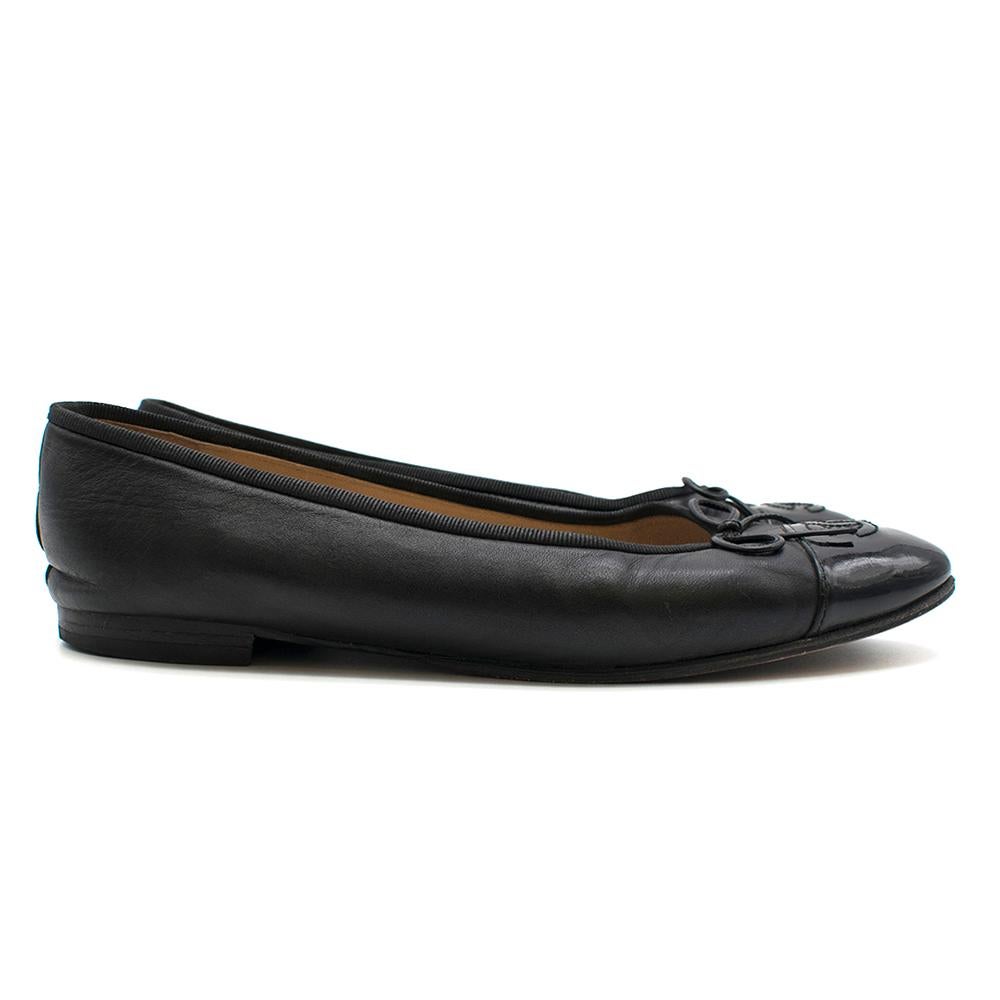 CHANEL Black Ballet Flats

patent cap toe
slip-on
bow tie front

Made in France

All measurements are taken seam to seam:
length 26.5 cm
