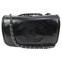 Chanel - Sac à rabat en cuir verni noir avec chaîne et logo CC, 8ck310s